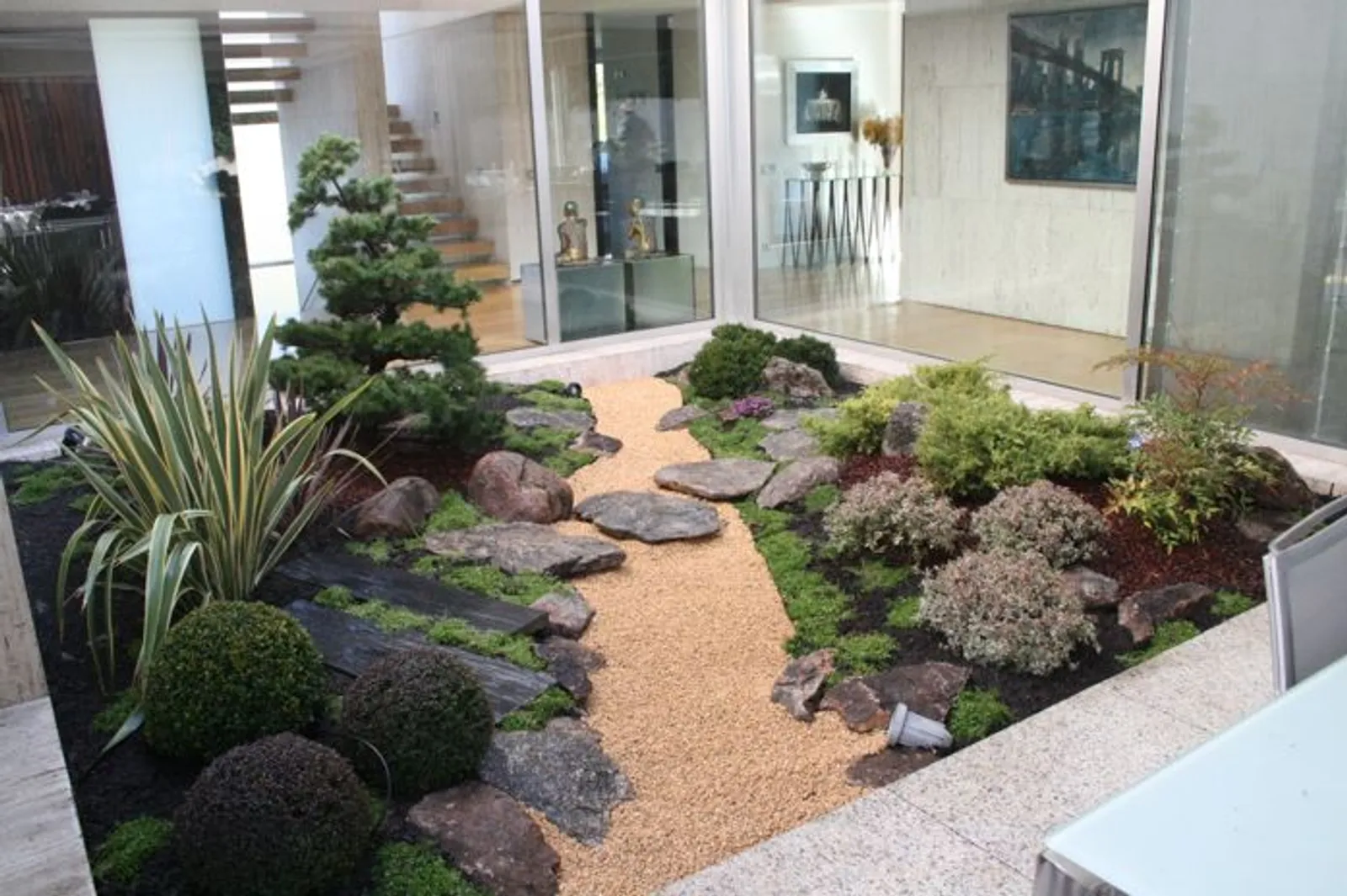 6 Inspirasi Zen Garden, Hilangkan Stress Dengan Taman Kering di Rumah