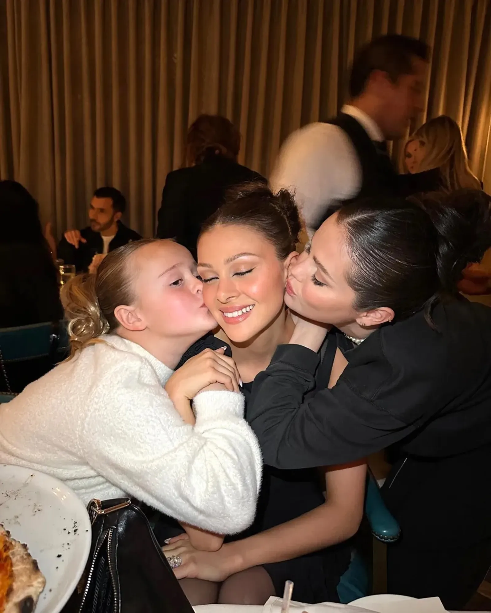 9 Momen Persahabatan Selena Gomez, Nicola Peltz, dan Brooklyn Beckham