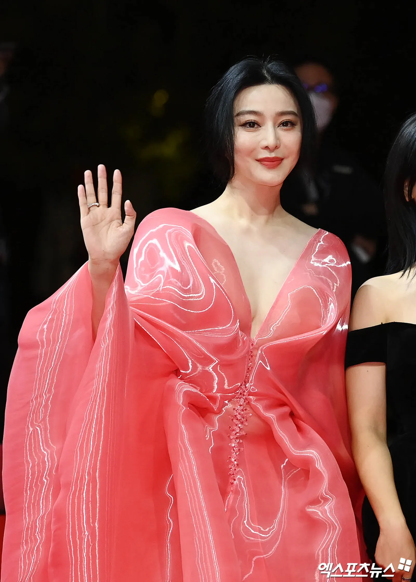 11 Gaya Seleb di Red Carpet Busan International Film Festival
