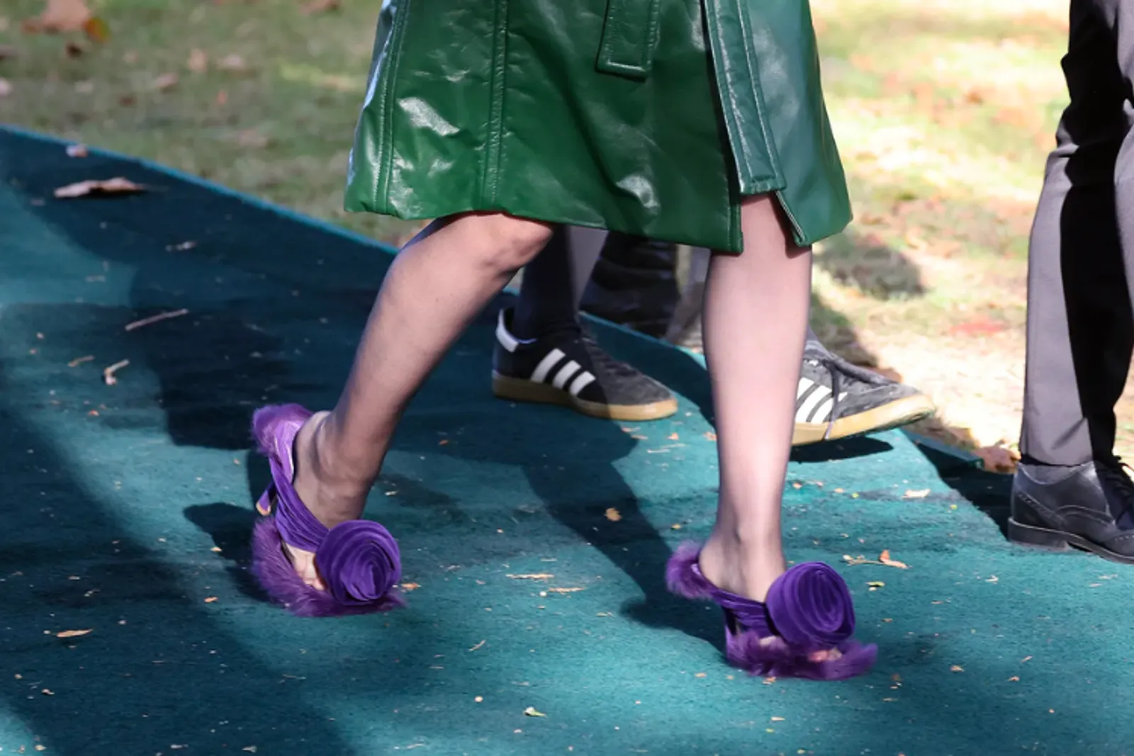 Inspirasi Tampil Eklektik dengan 'Fuzzy Sandals' yang Quirky