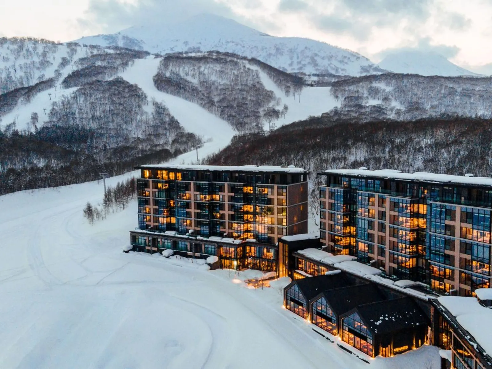 Berselimutkan Salju, Ini 6 Rekomendasi Tempat Bermain Ski di Jepang