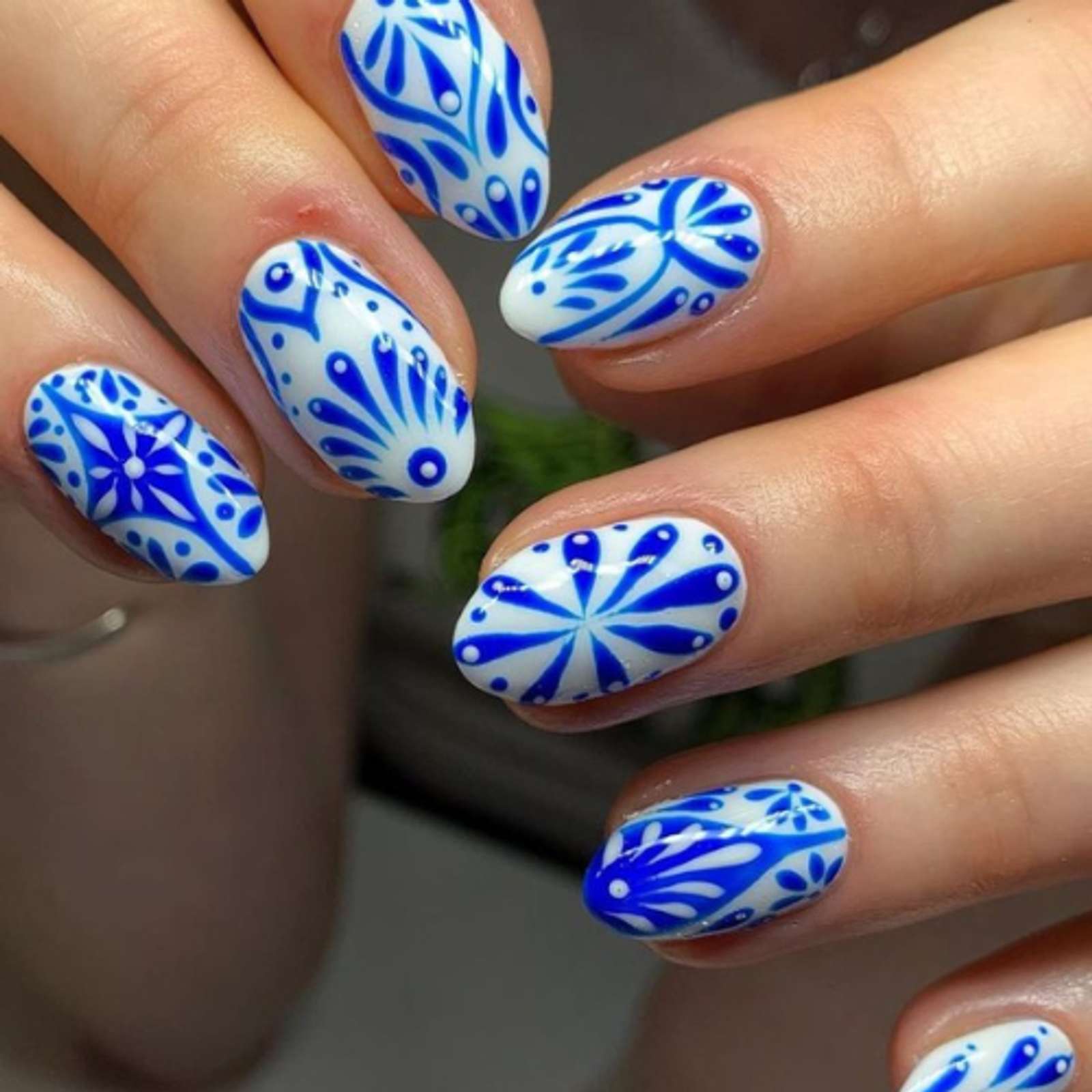 Electric Blue Nail yang Eye Catching Banget! 