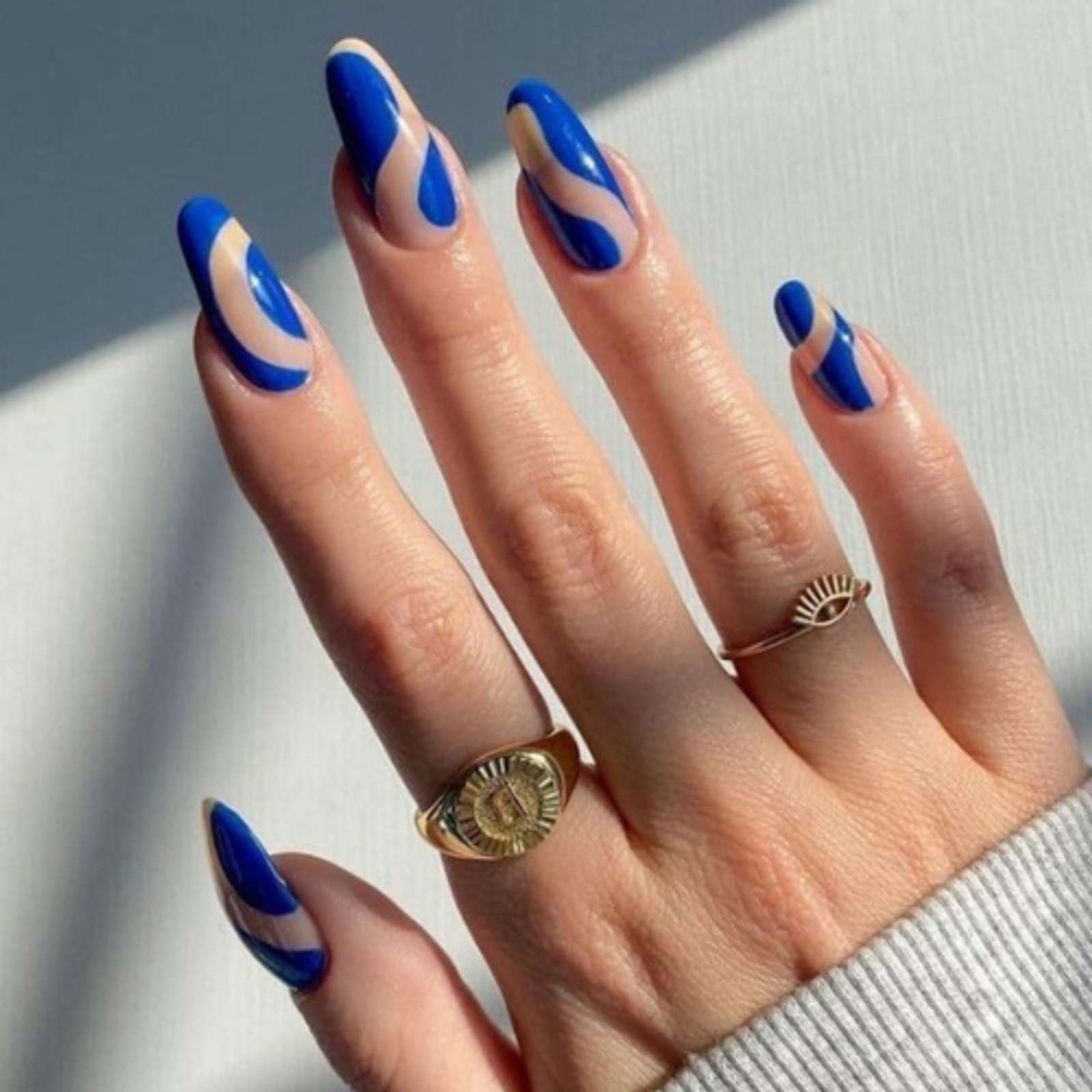 Electric Blue Nail yang Eye Catching Banget! 