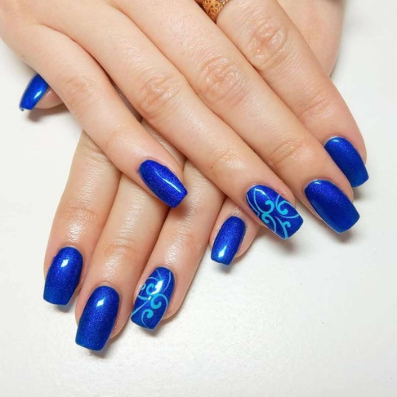 Electric Blue Nail yang Eye Catching Banget! 