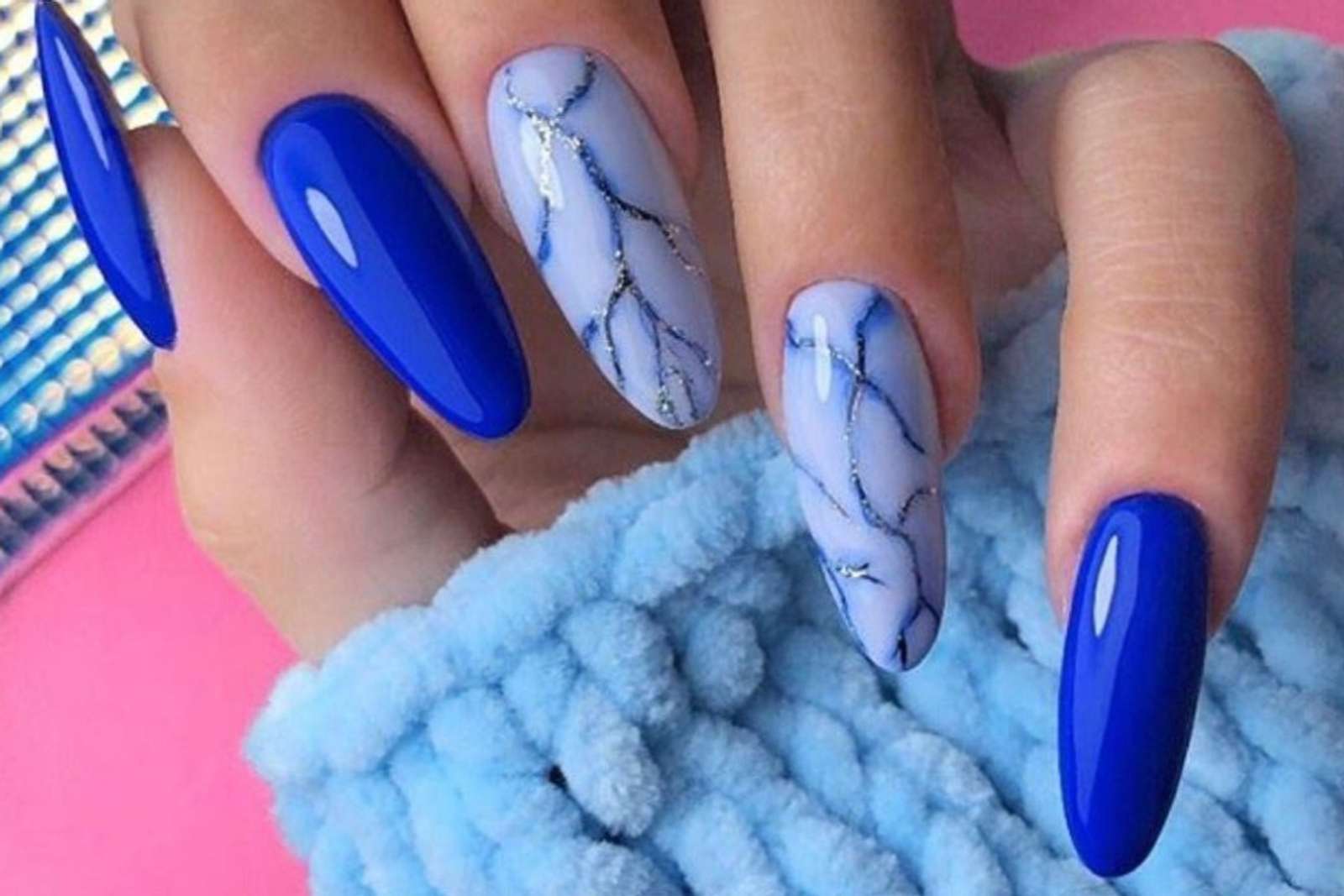 Electric Blue Nail yang Eye Catching Banget! 