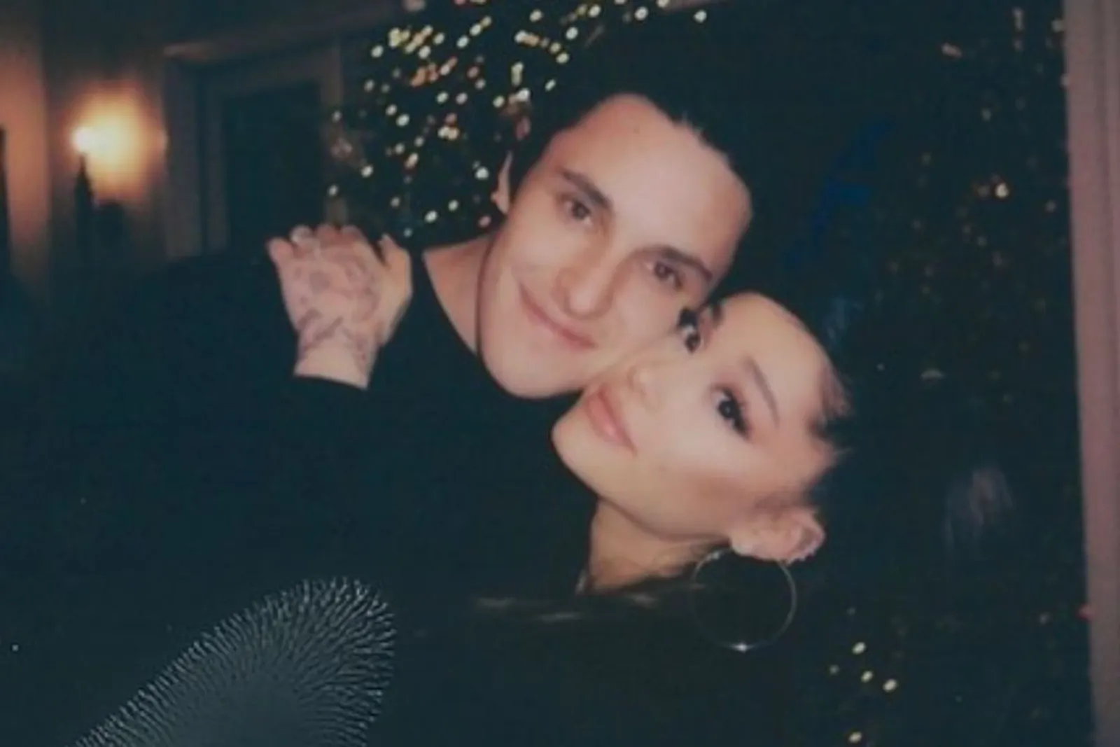 Resmi Pisah, Ini 5 Fakta Putusan Cerai Ariana Grande dan Dalton Gomez