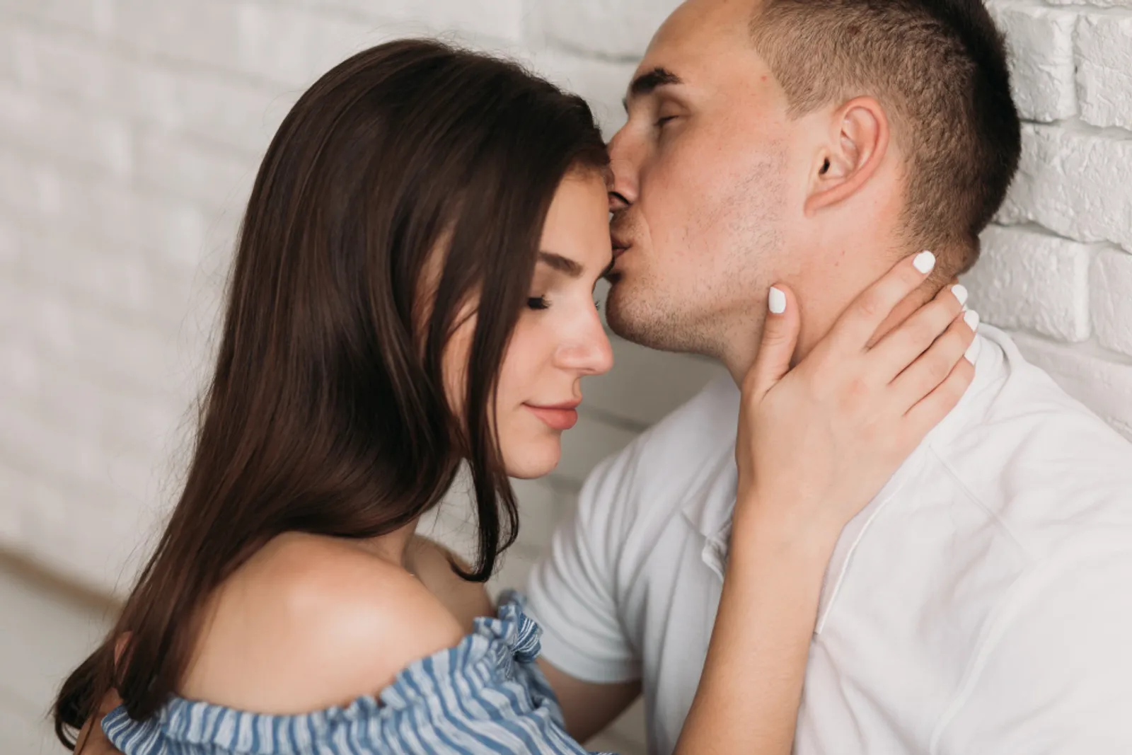 10 Arti Ciuman di Kening, Lebih Spesial daripada di Pipi atau Bibir