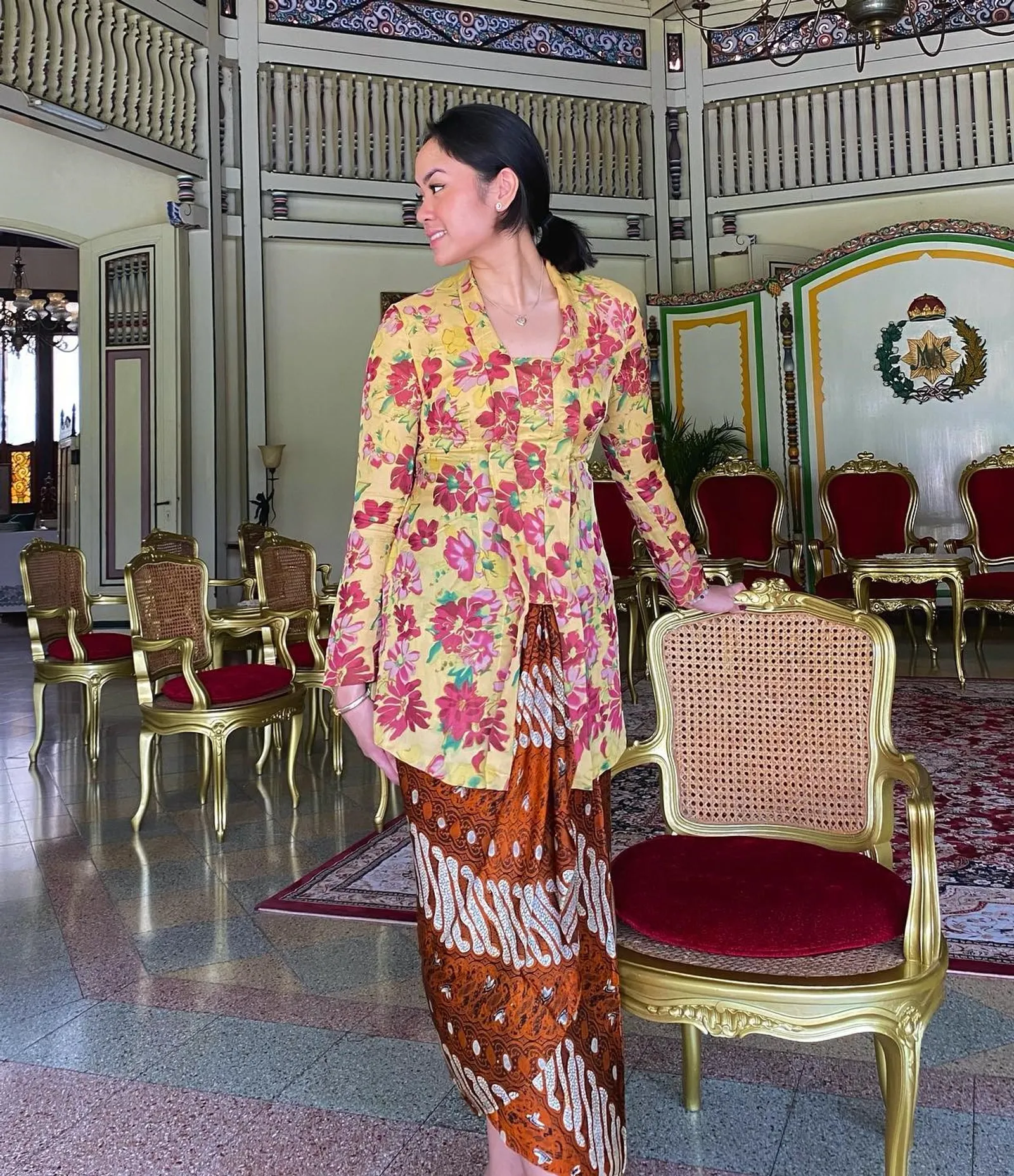 10 Outfit Berkain a la Rania Yamin yang Modis dan Anggun