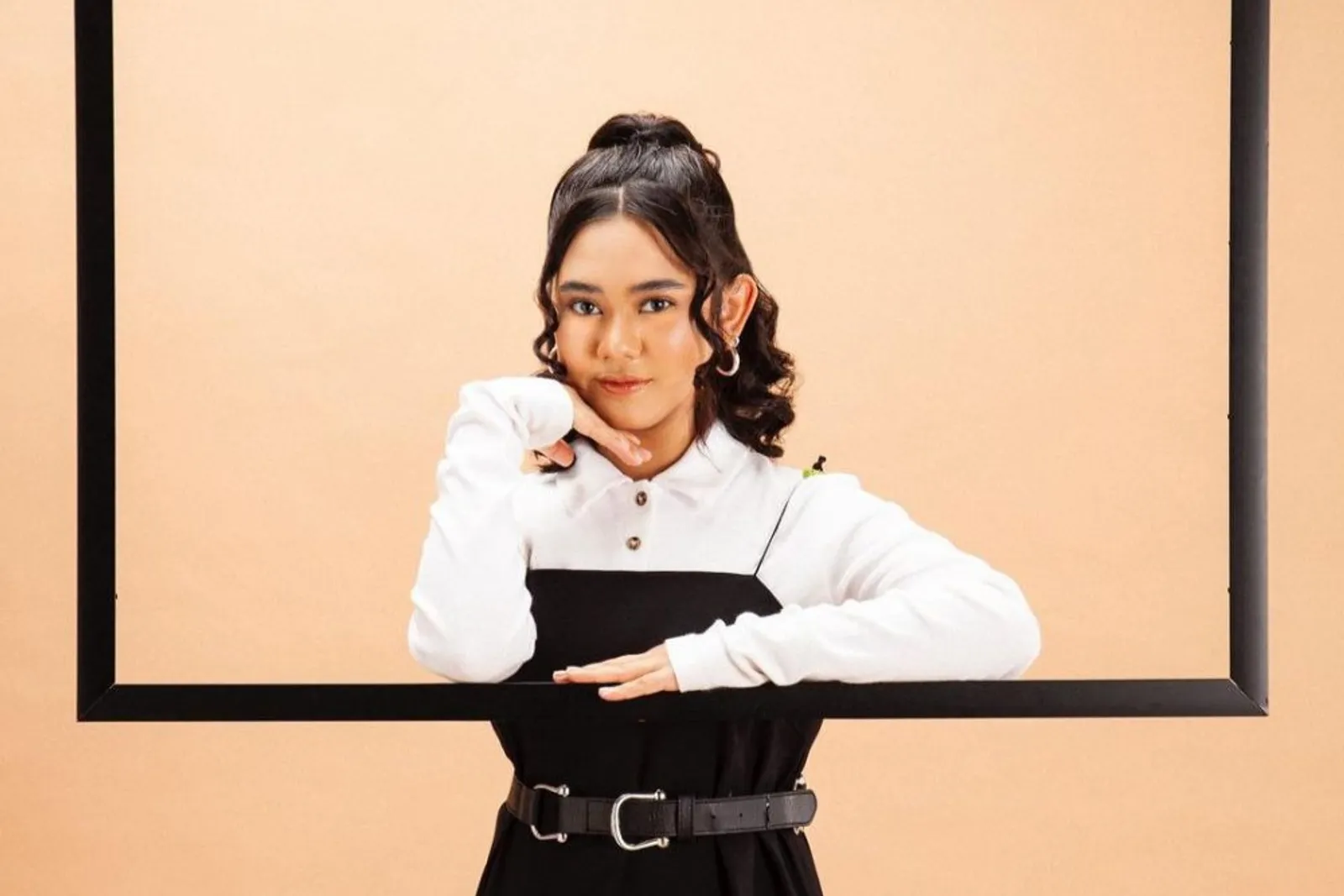 Inspirasi OOTD Bernuansa Hitam Putih a La Ziva Magnolya