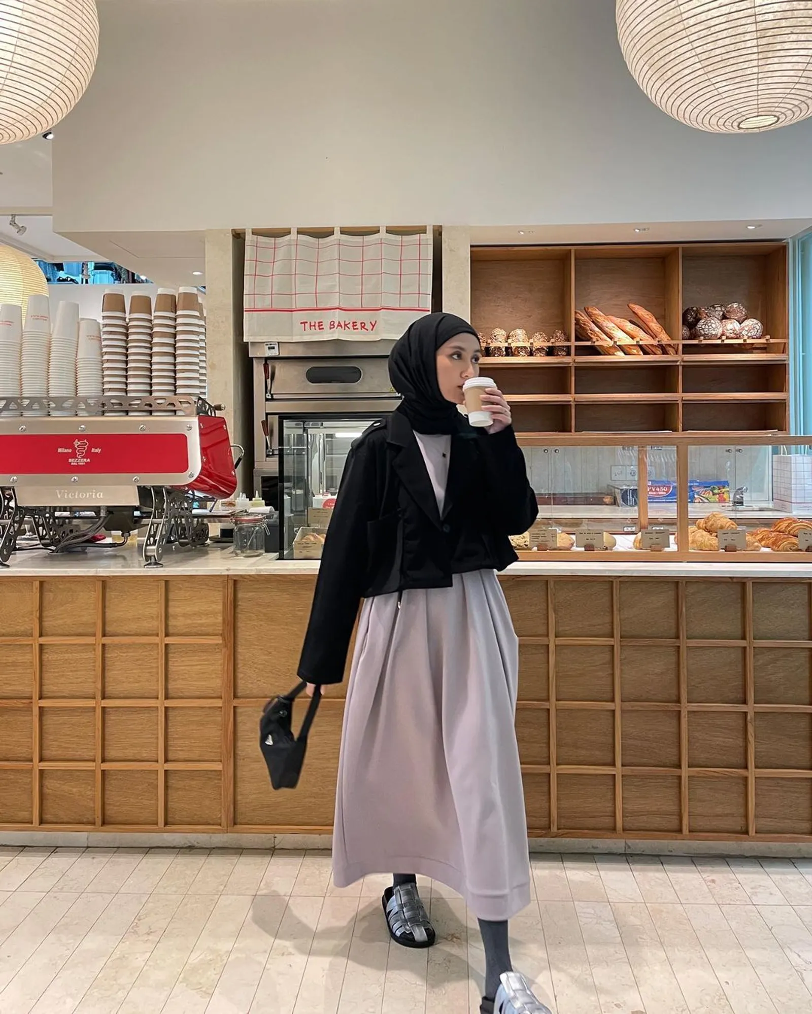 Ide Gaya Foto di Cafe a La Selebgram Hijab