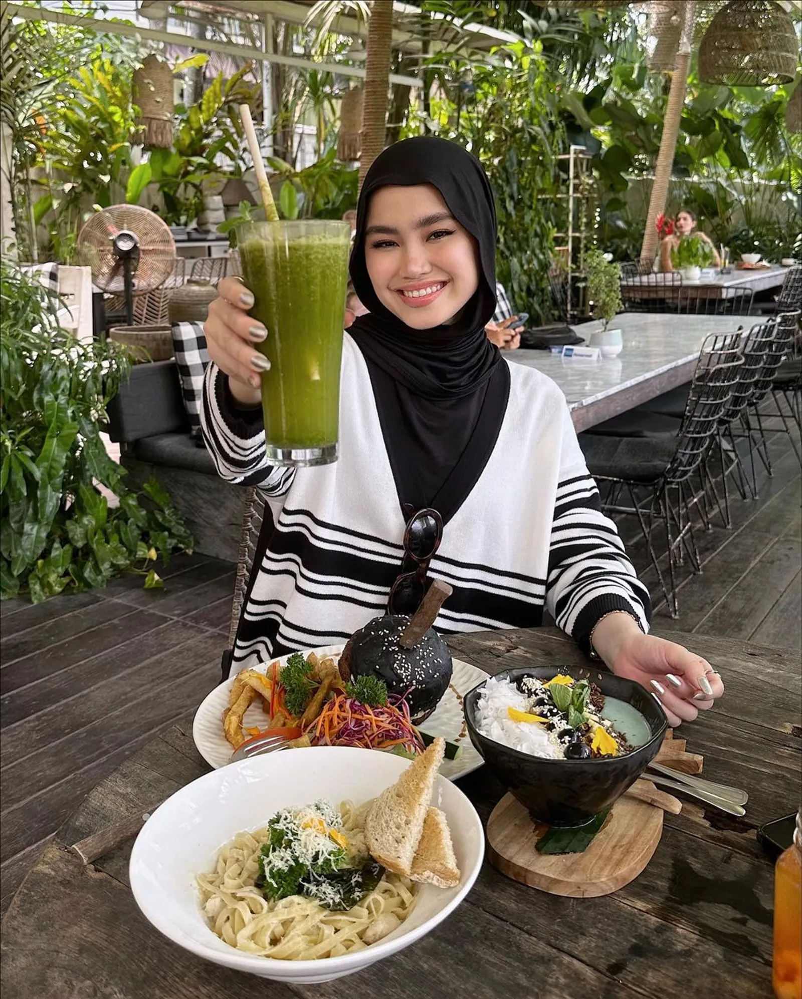 Ide Gaya Foto di Cafe a La Selebgram Hijab