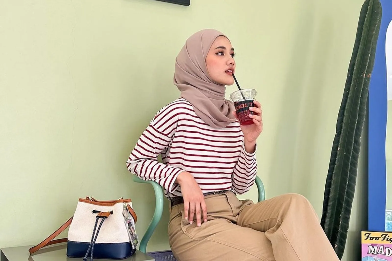 Ide Gaya Foto di Cafe a La Selebgram Hijab