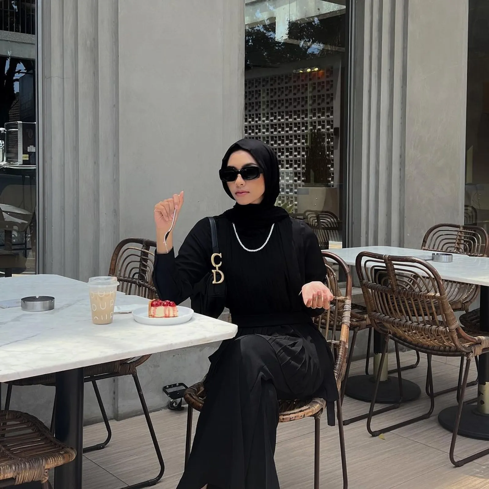 Ide Gaya Foto di Cafe a La Selebgram Hijab