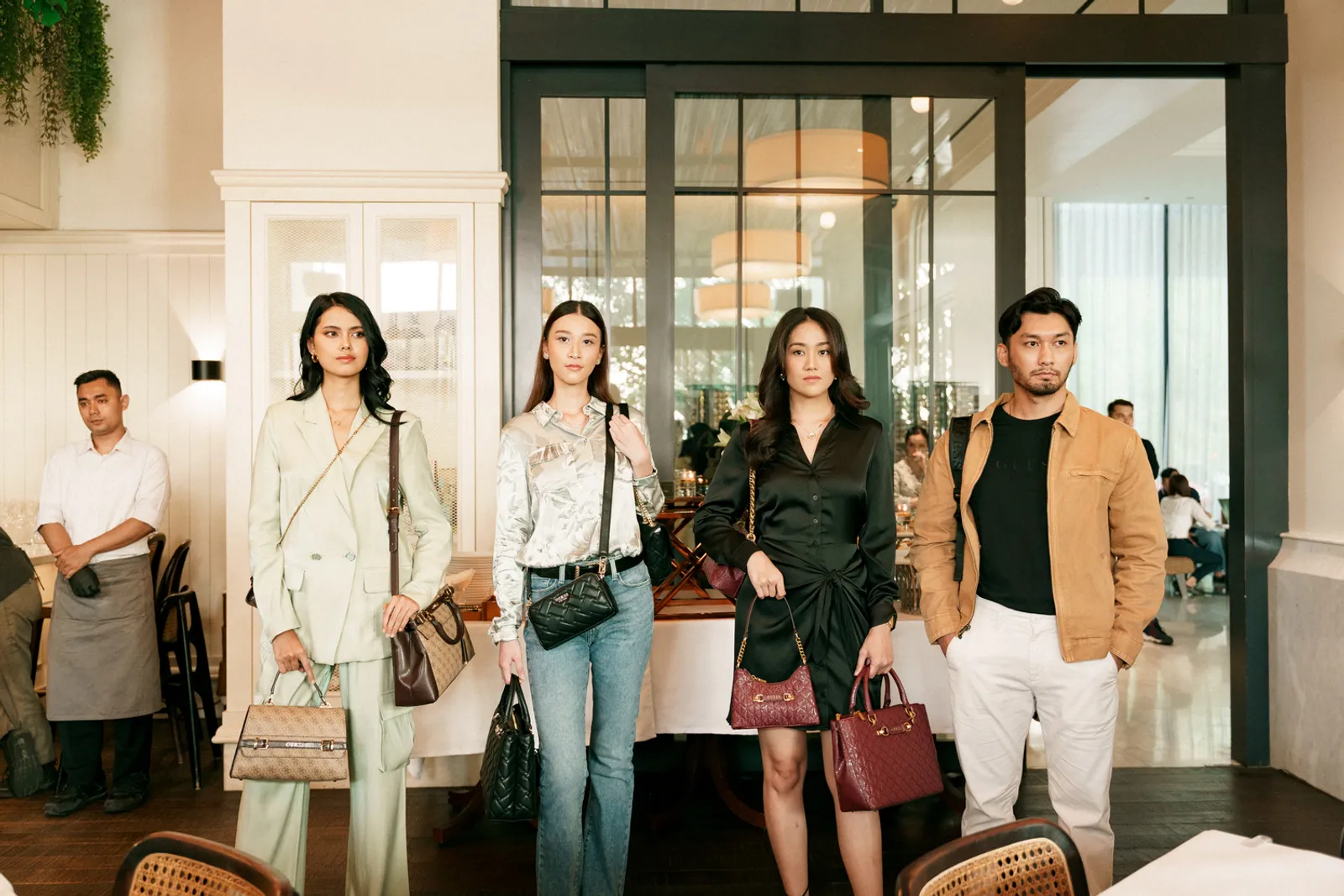 GUESS Accessories FALL23, Koleksi Musim Gugur yang Klasik Elegan