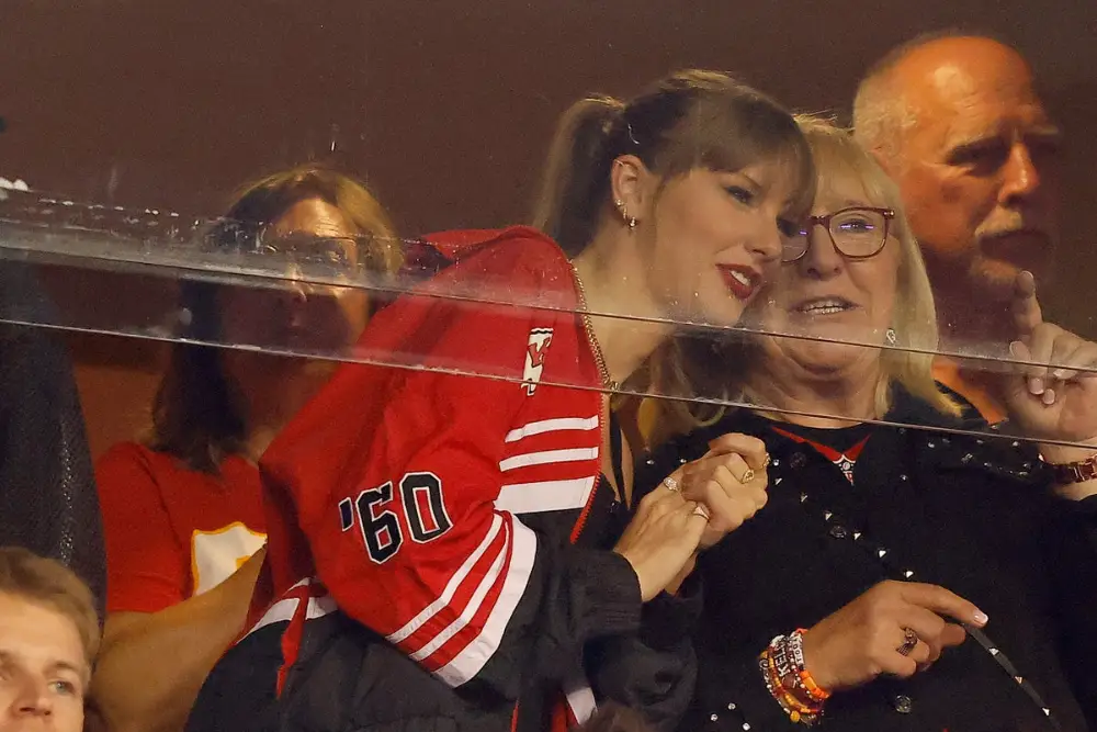 Go Public, Intip 7 Potret Romantis Taylor Swift dan Travis Kelce