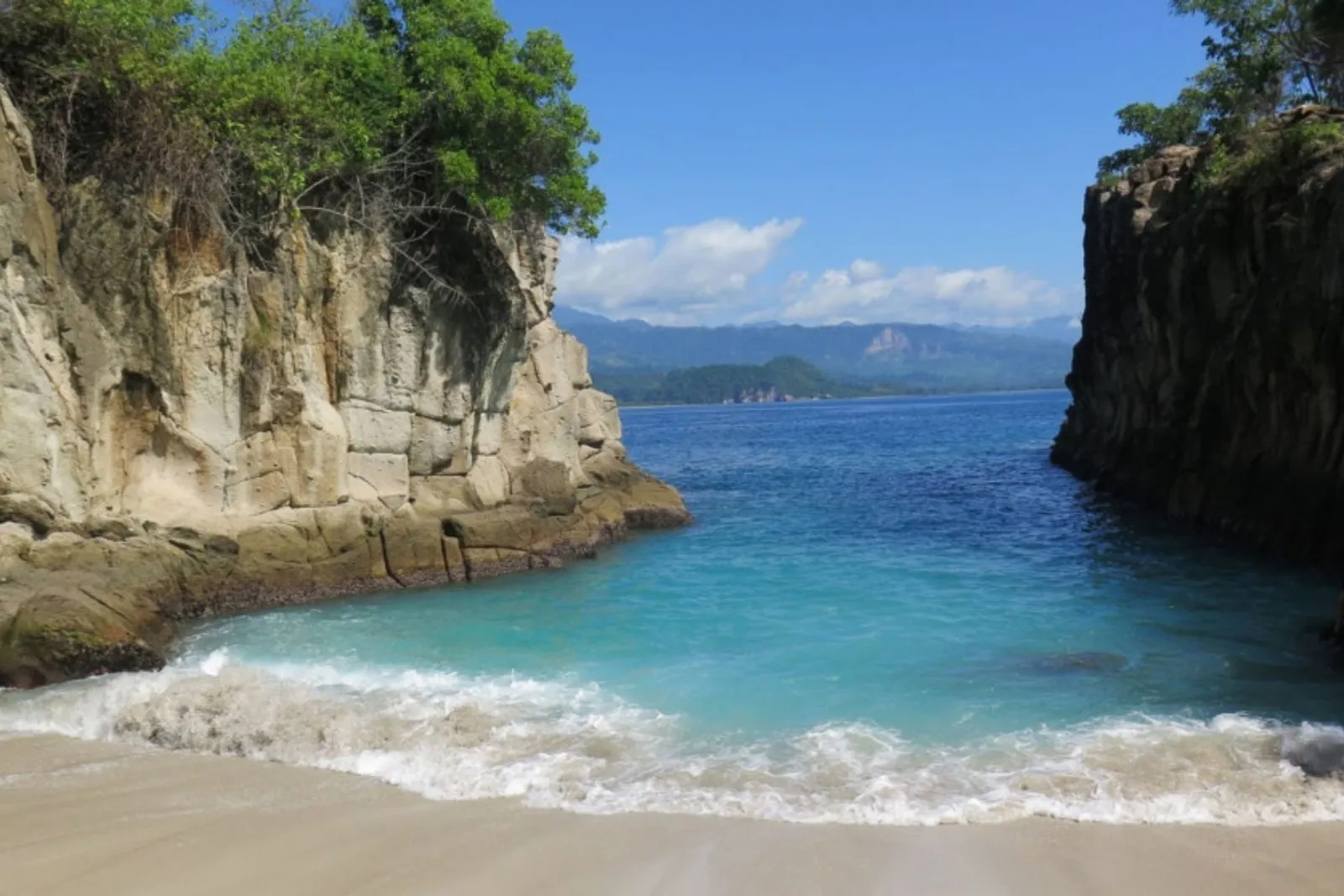 7 Rekomendasi Wisata Pantai di Sulawesi Utara, Eksotis & Memikat Mata