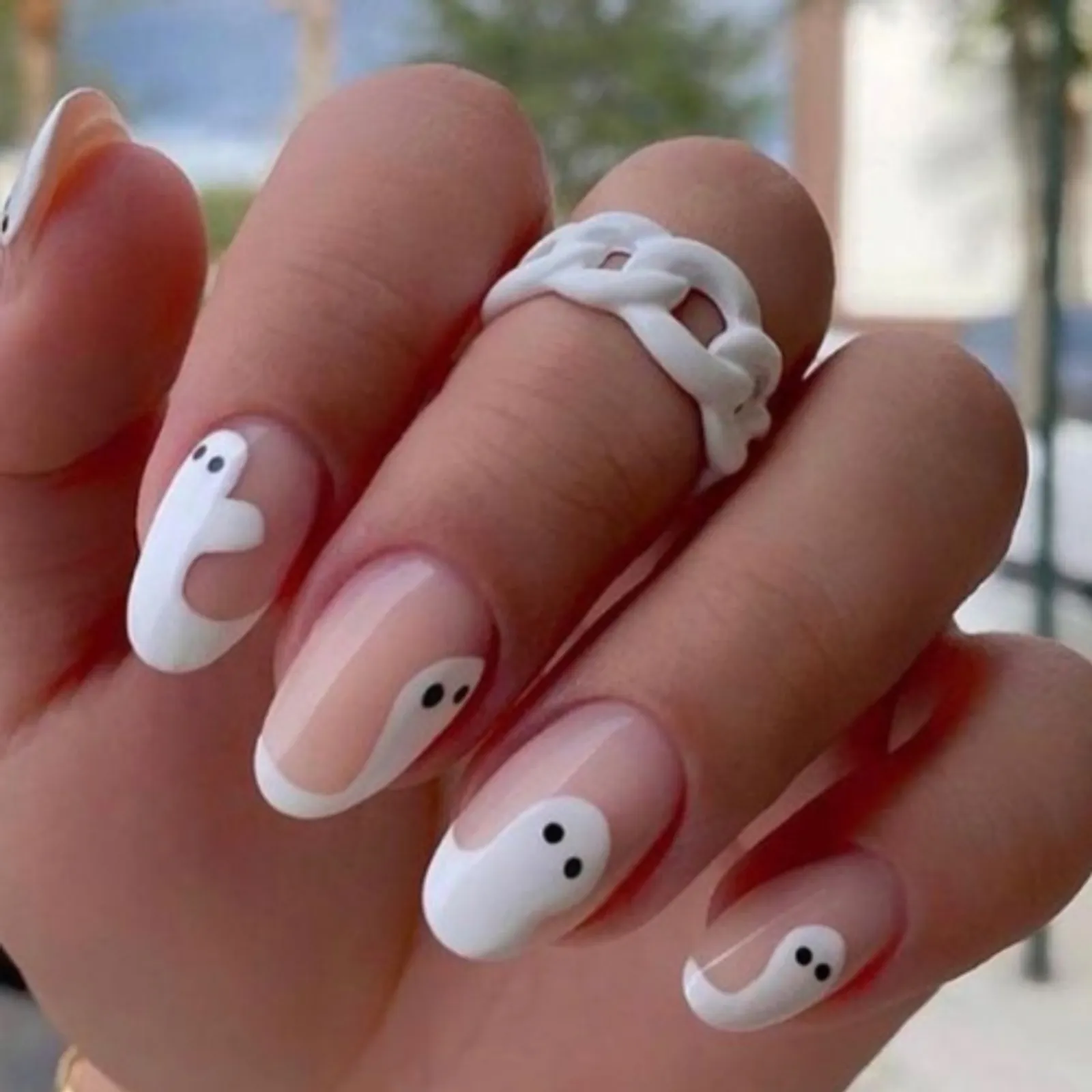 Ghost Nail Art untuk Sambut Halloween 