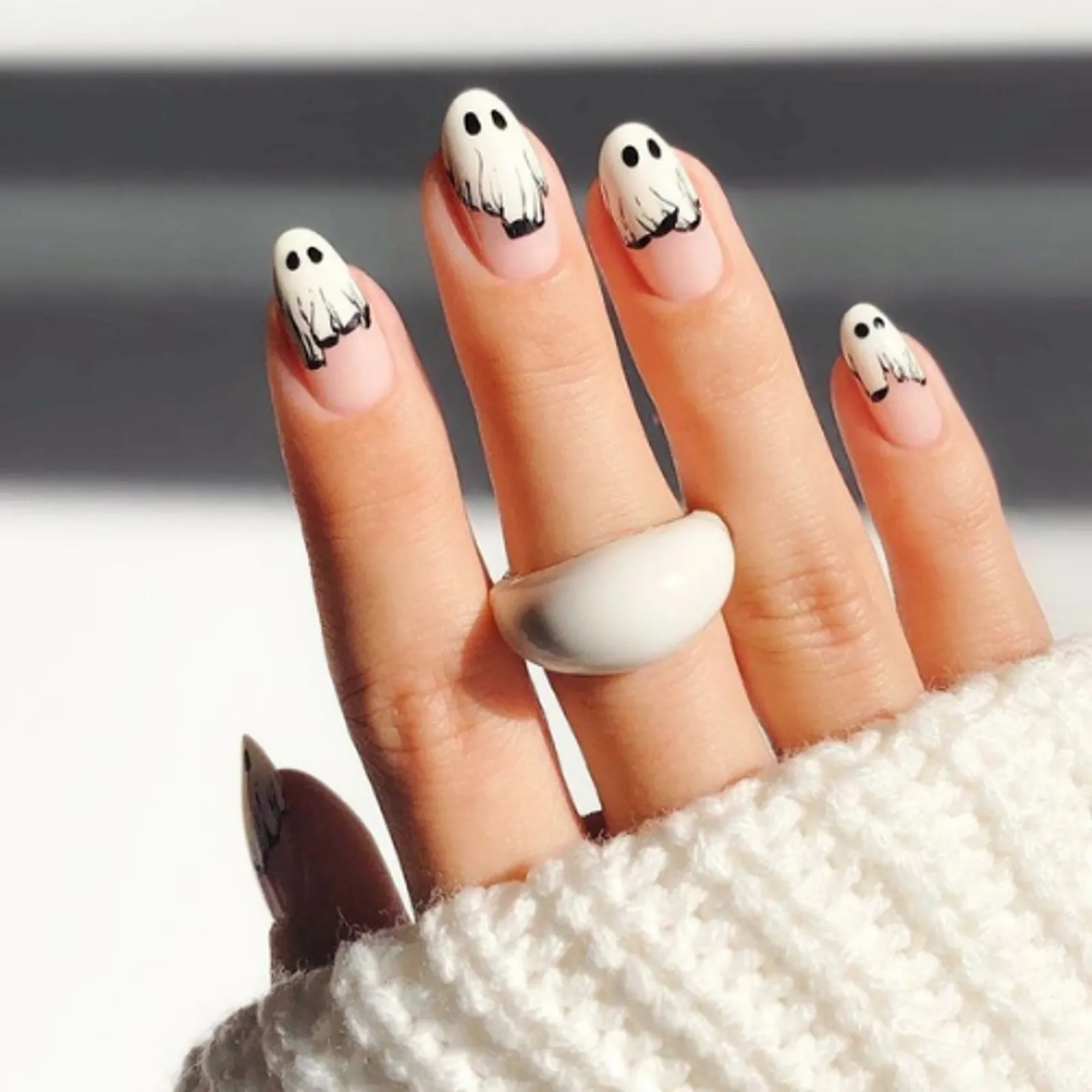 Ghost Nail Art untuk Sambut Halloween 