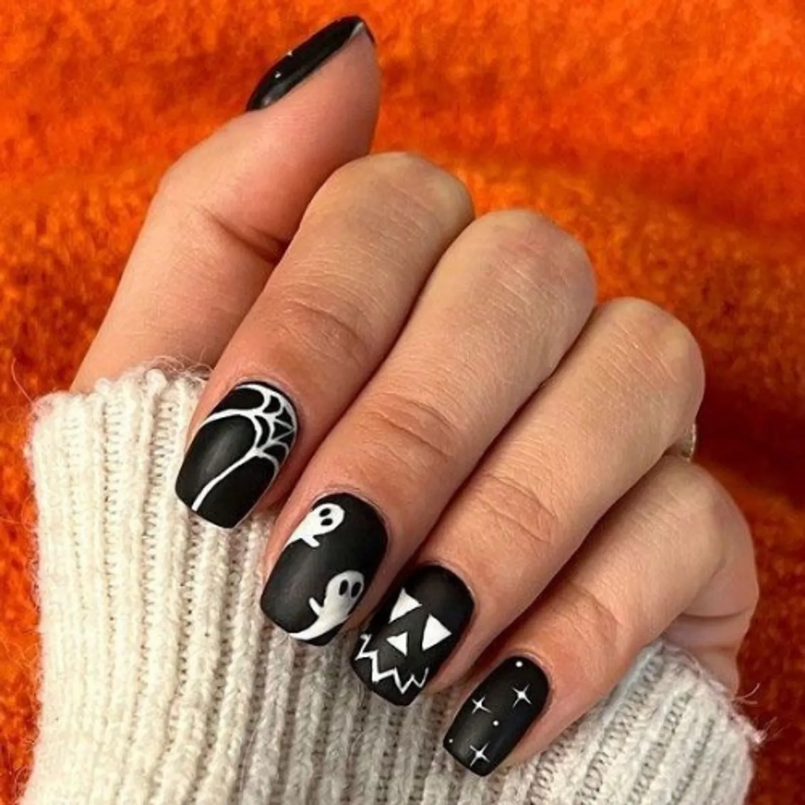 Ghost Nail Art untuk Sambut Halloween 