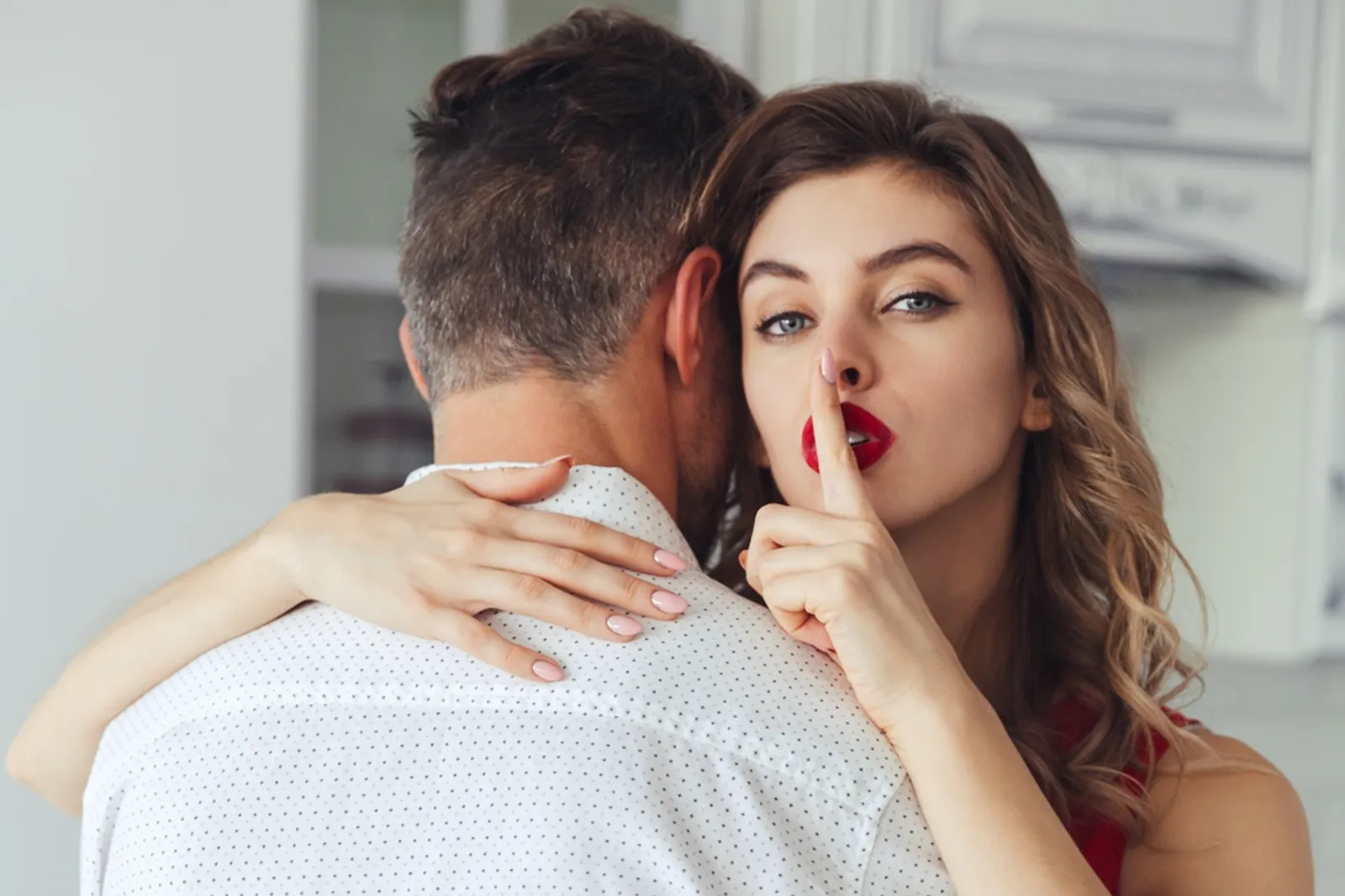 10 Cara Menghadapi Pasangan yang Tiba-Tiba Menangis di Depan Kamu