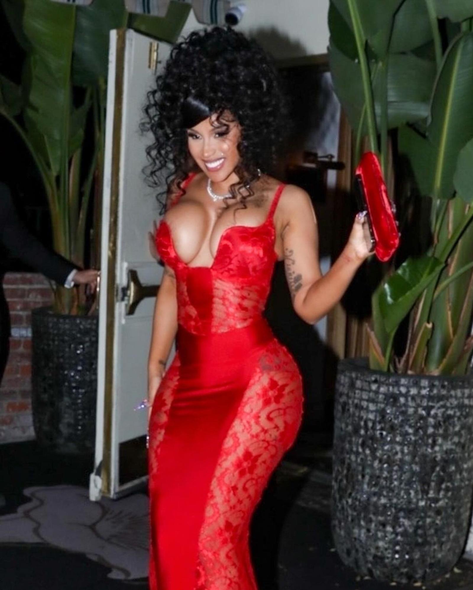 Rayakan Ultah Ke-31, Cardi B Tampil Seksi Pakai Dress Merah