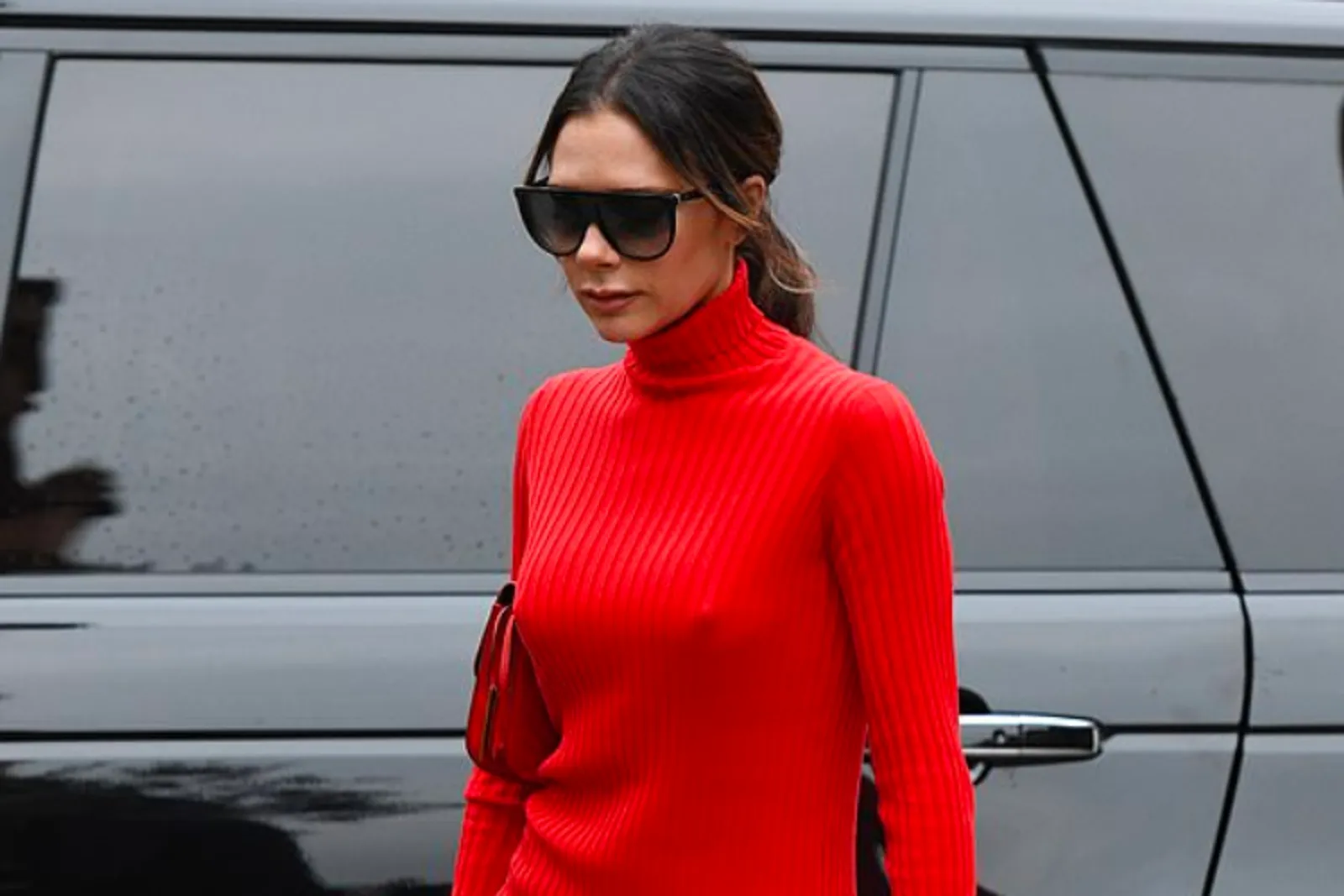 5 Tips Mix and Match dengan Warna Merah a La Victoria Beckham