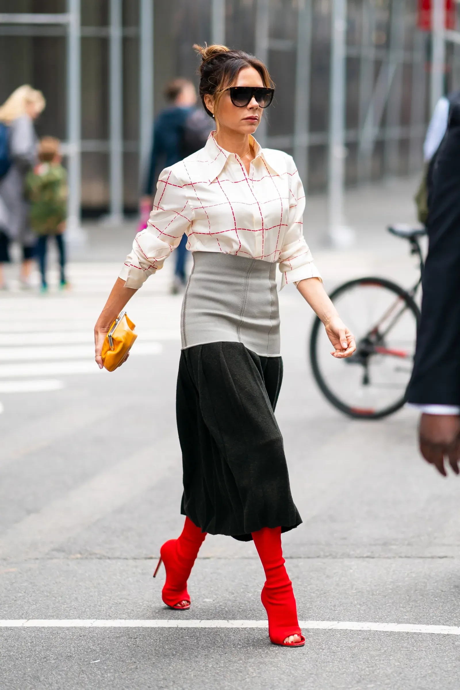 5 Tips Mix and Match dengan Warna Merah a La Victoria Beckham