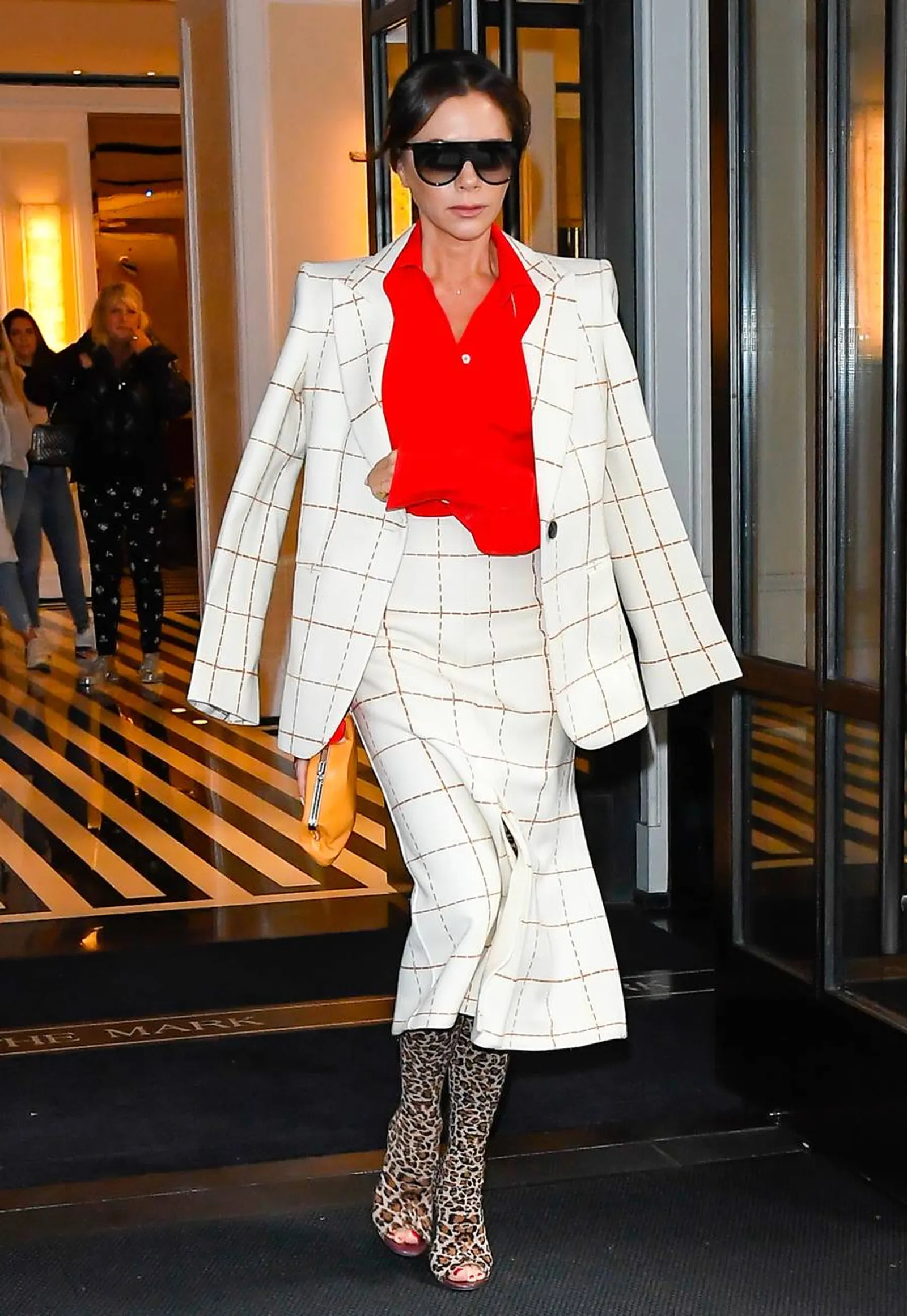 5 Tips Mix and Match dengan Warna Merah a La Victoria Beckham