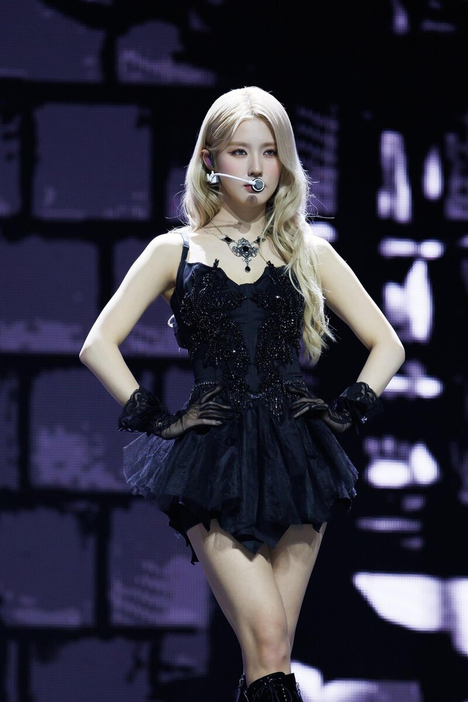 Gaya Seksi K-Idol Pakai Little Black Dress saat Manggung