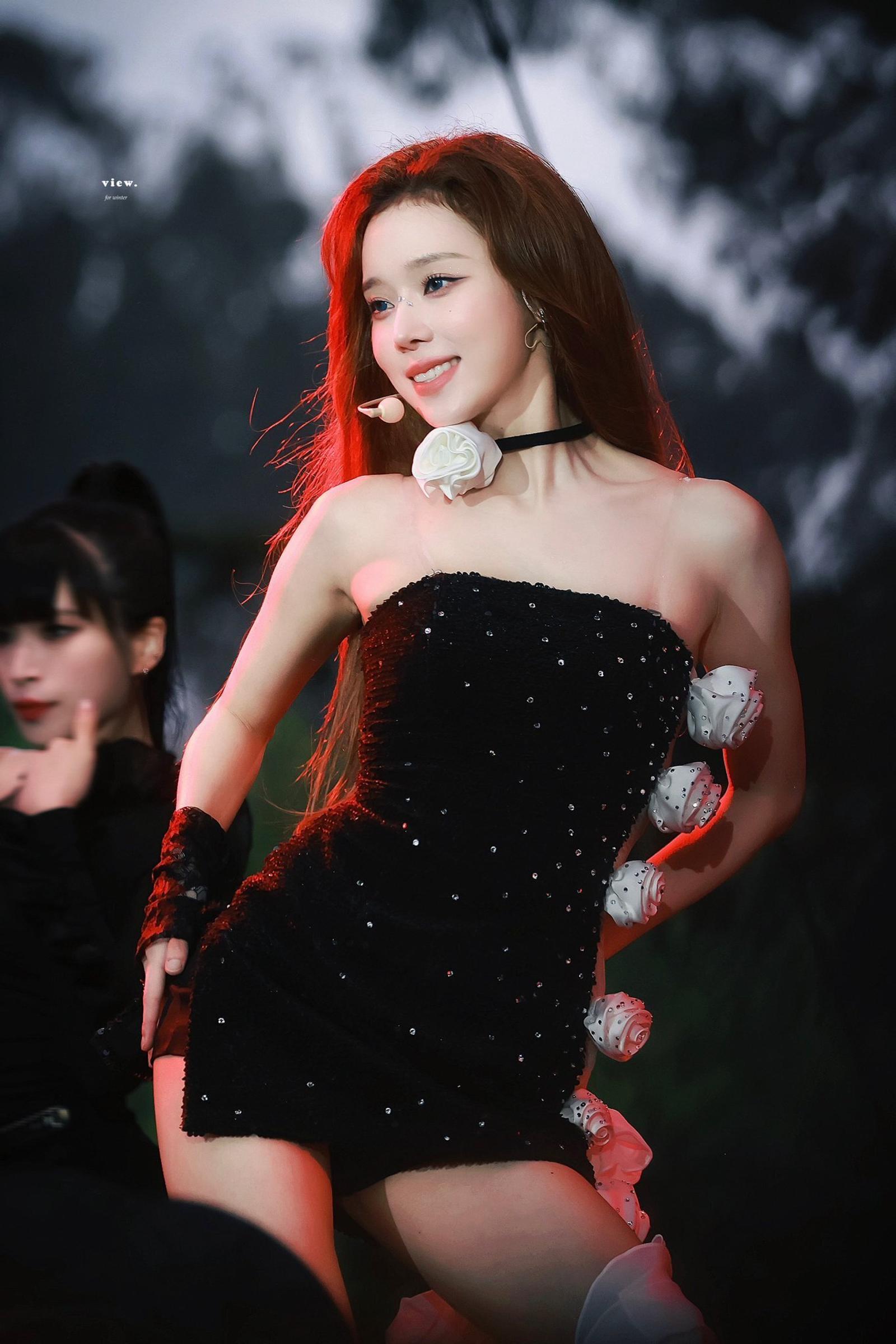 Gaya Seksi K-Idol Pakai Little Black Dress saat Manggung