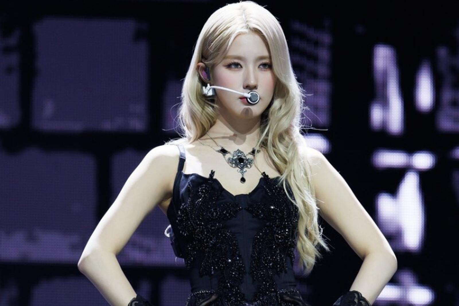 Gaya Seksi K-Idol Pakai Little Black Dress saat Manggung