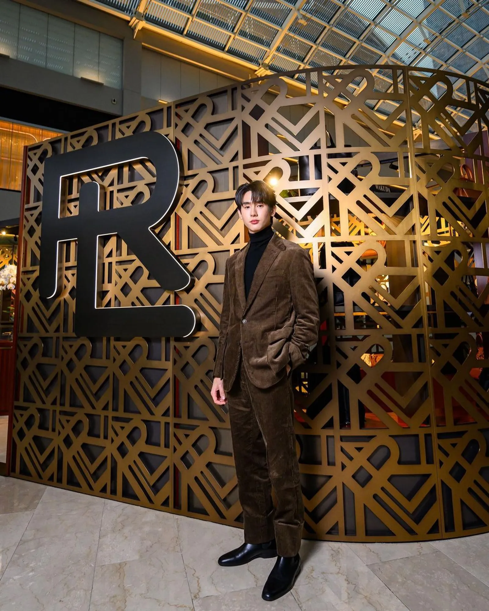 Gaya Seleb Hadiri Grand Launching Ralph Lauren di MBS Singapore