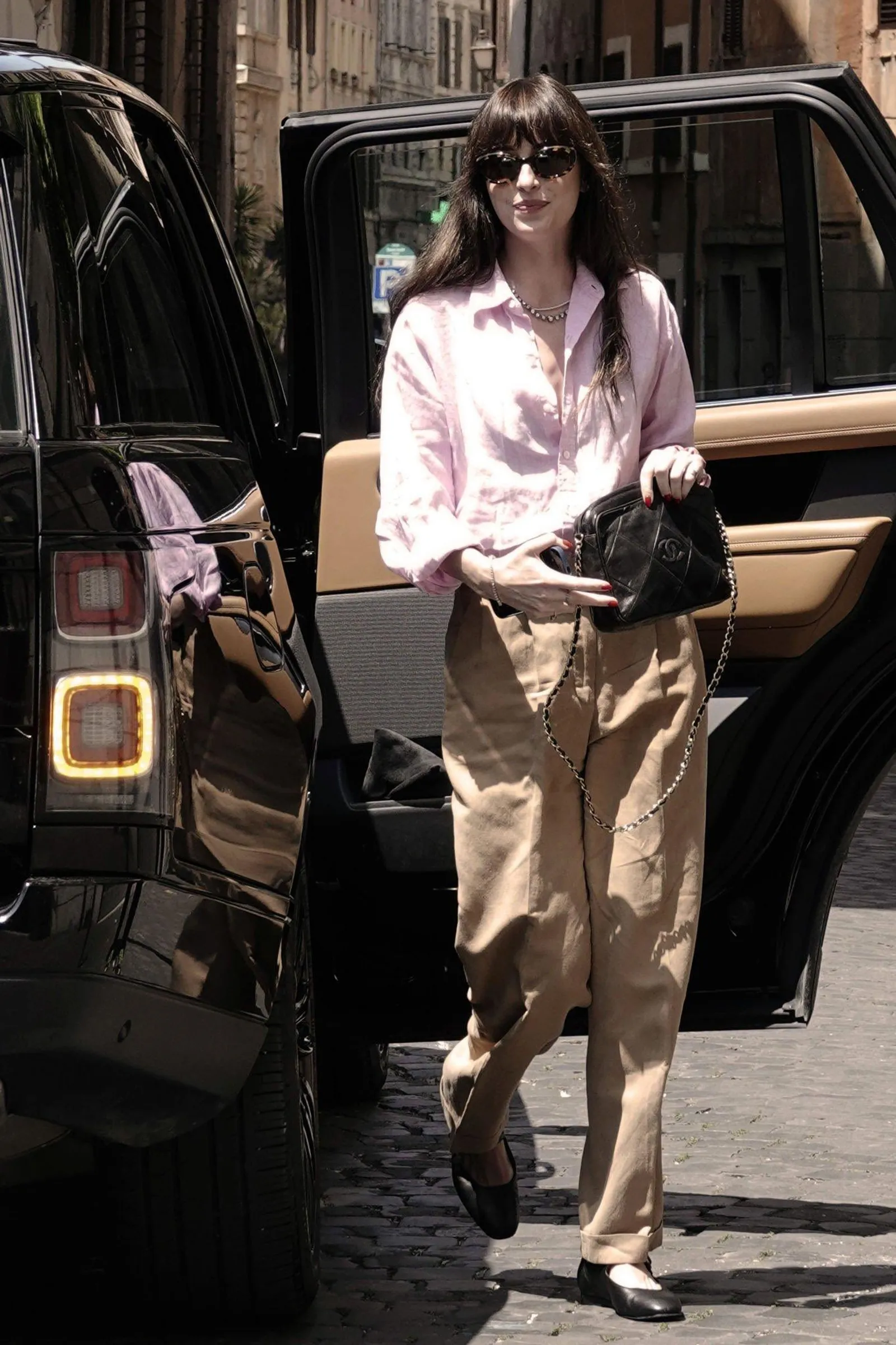 9 Kombinasi Outfit ‘Lazy Day Look’ Dakota Johnson yang Tetap Stylish
