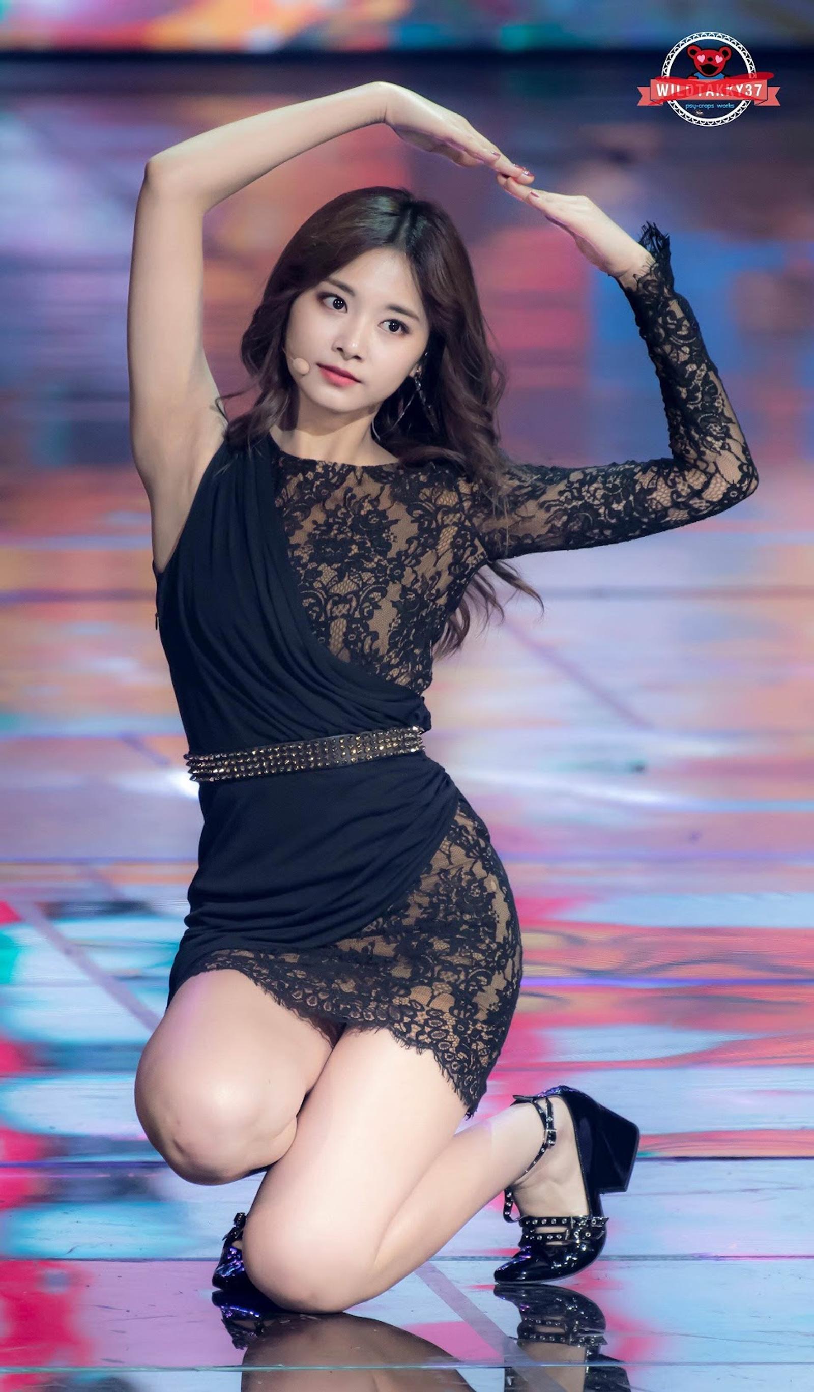 Gaya Seksi K-Idol Pakai Little Black Dress saat Manggung