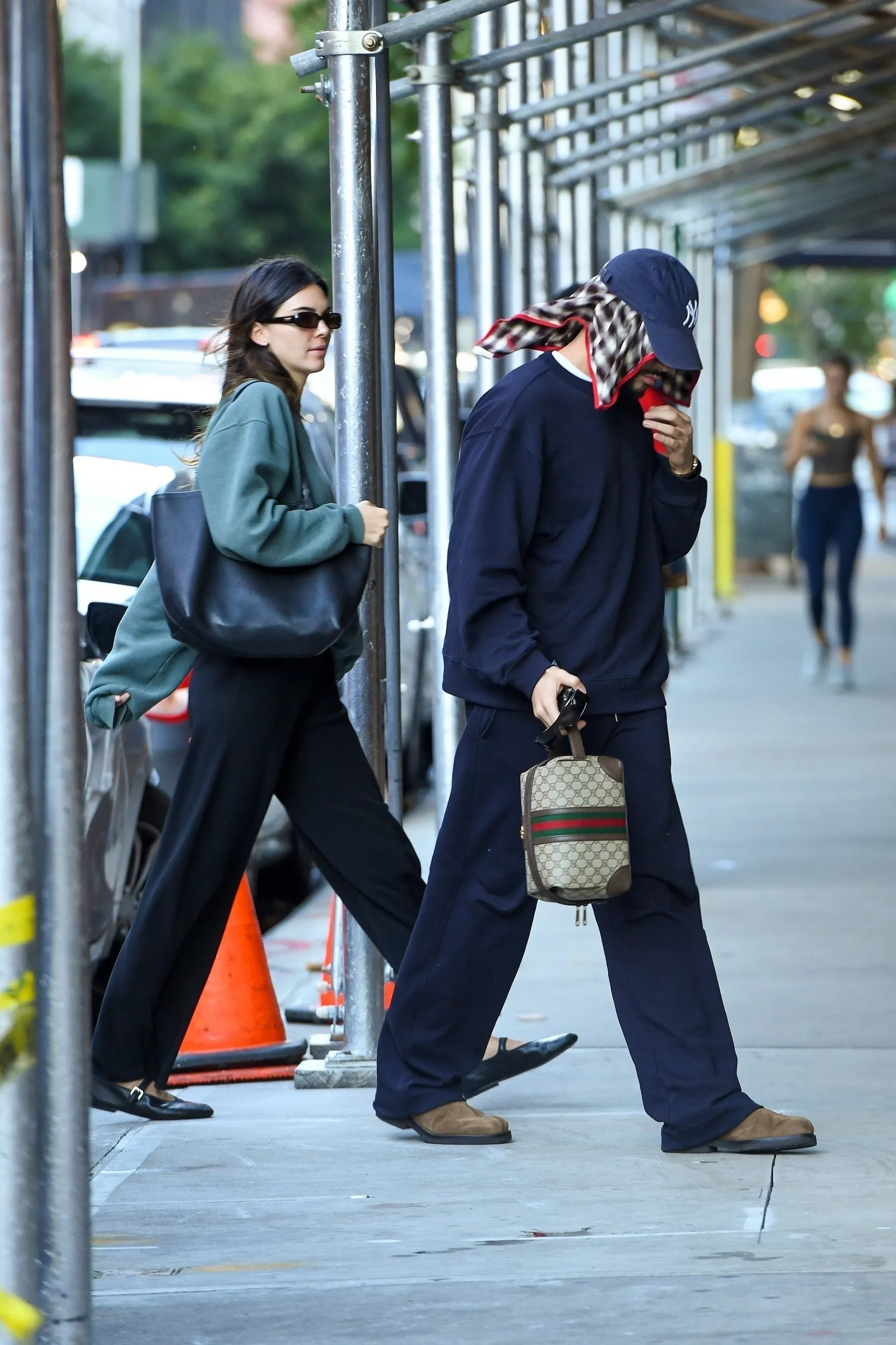 Inspirasi Outfit Couple dari Kendall Jenner dan Bad Bunny