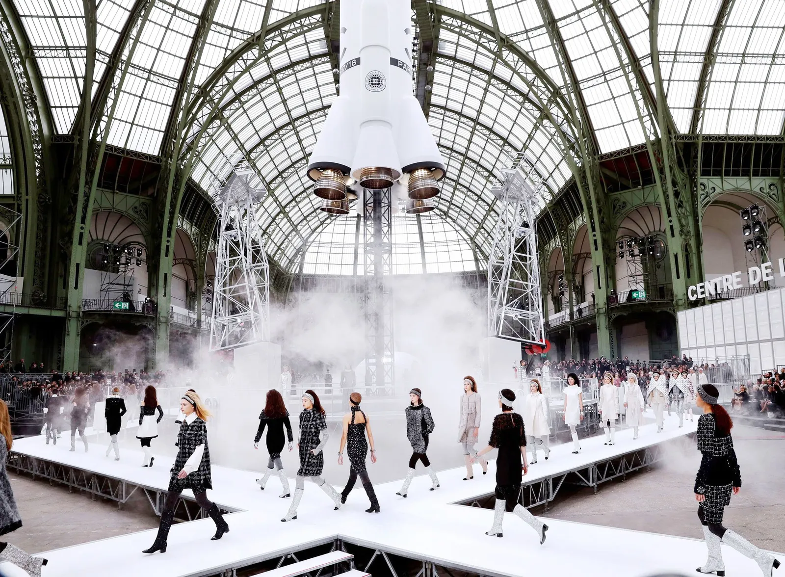 7 Fashion show Brand Terkenal yang Terinspirasi dari Ruang Angkasa