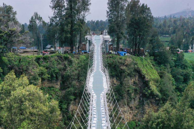 8 Tempat Wisata Jembatan Kaca Di Indonesia, Sajikan Panorama Indah