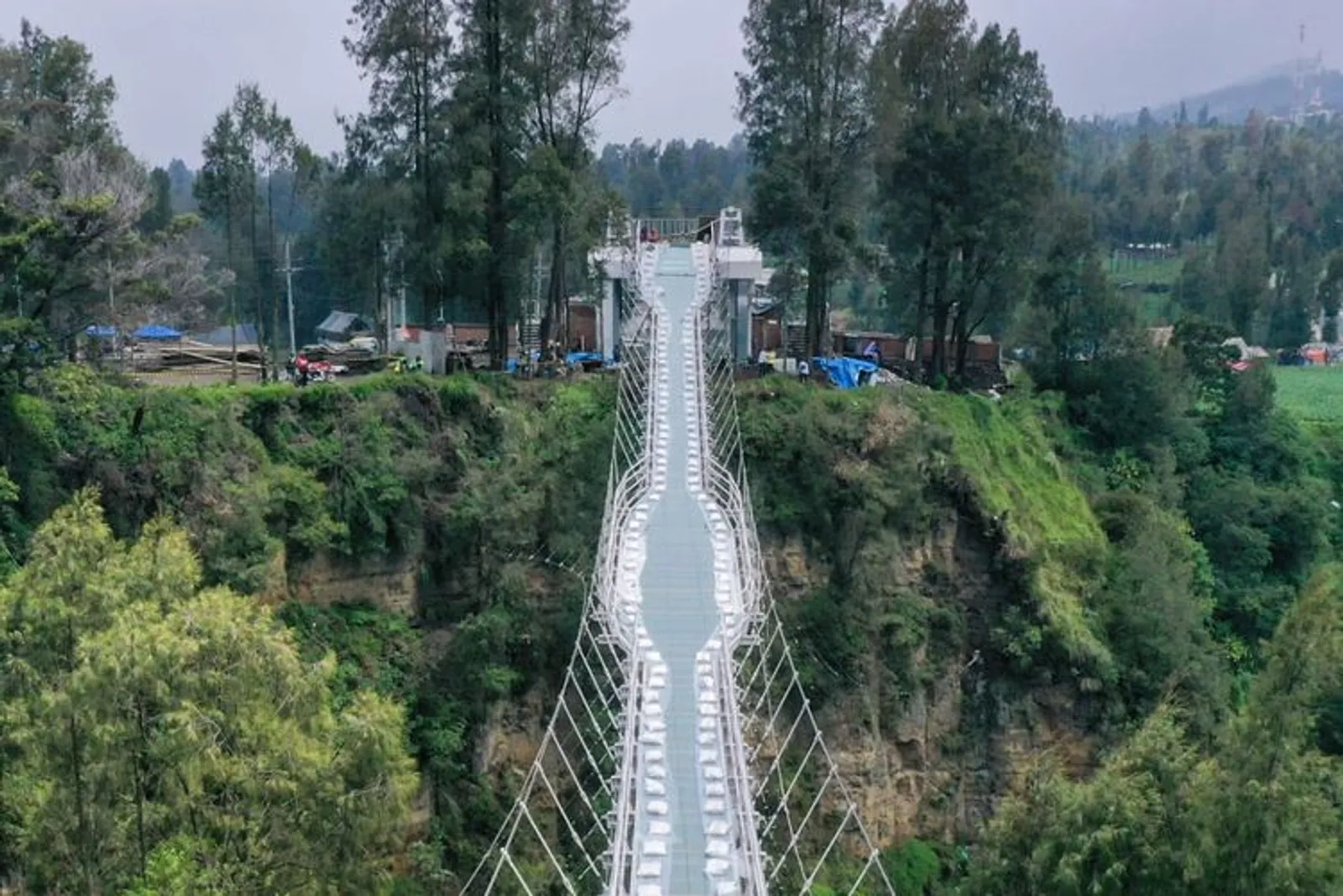 8 Tempat Wisata Jembatan Kaca di Indonesia, Sajikan Panorama Indah