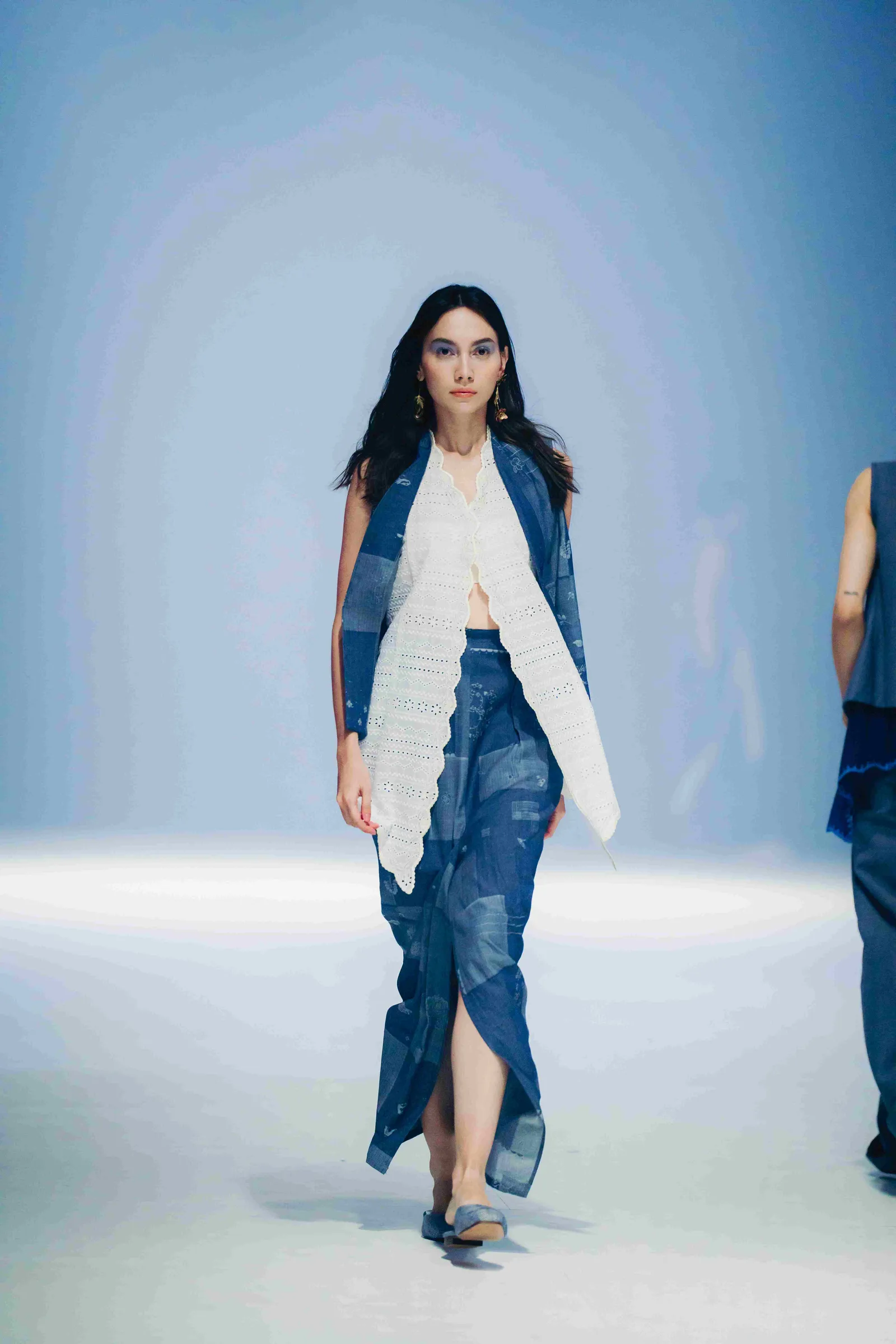 Sejauh Mata Memandang Pamerkan Koleksi Terbaru Serba Denim di JFW 2024