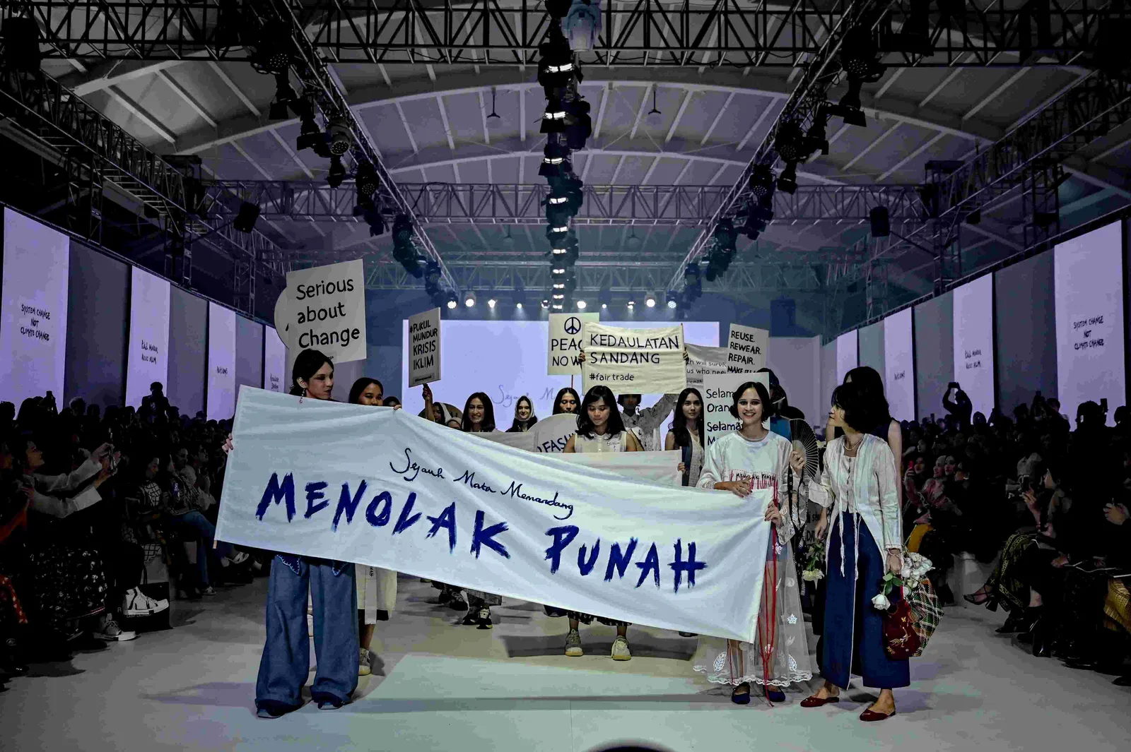 Sejauh Mata Memandang Pamerkan Koleksi Terbaru Serba Denim di JFW 2024