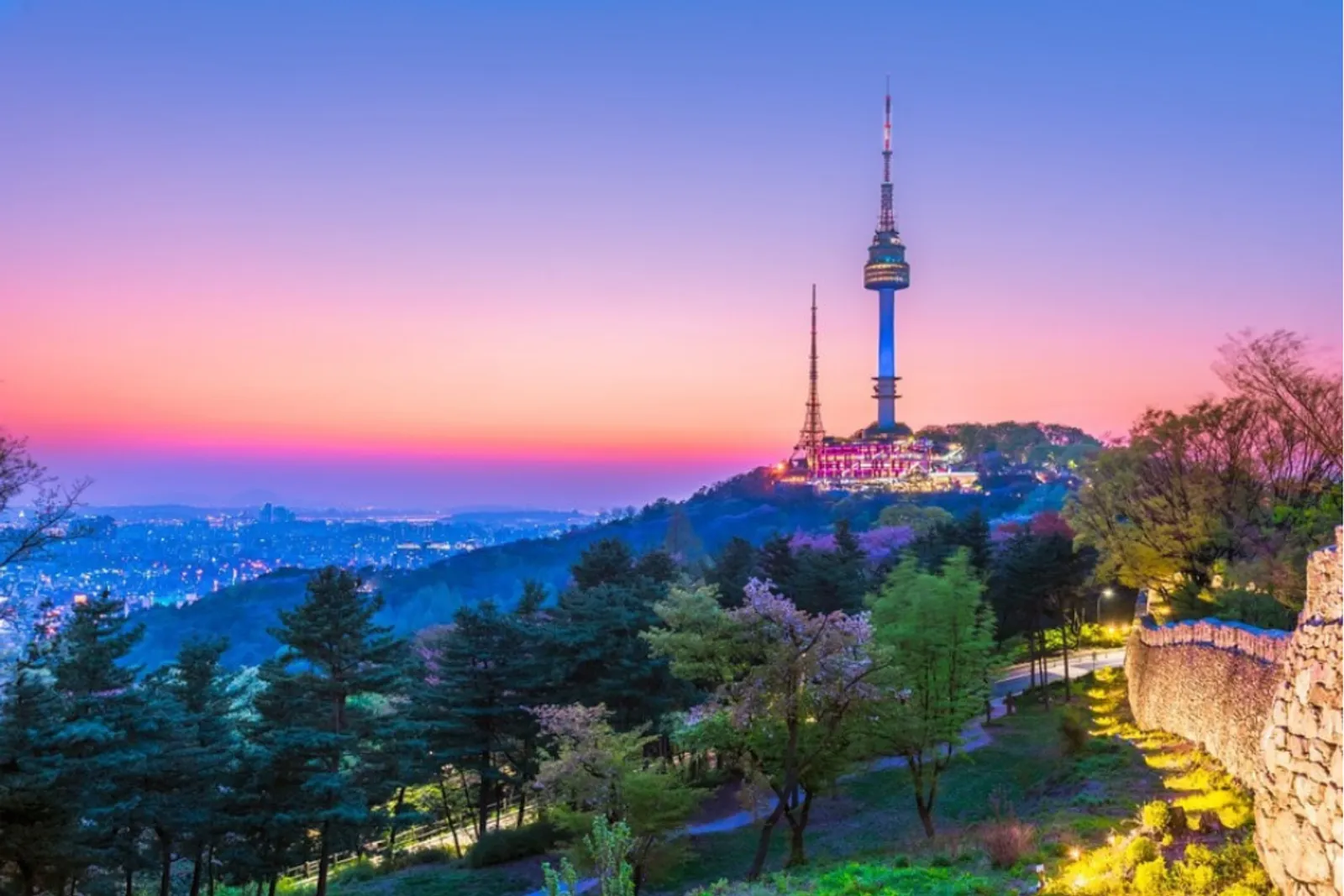 Menyaksikan Keindahan Seoul dari Namsan Tower: Destinasi Wisata Ikonik