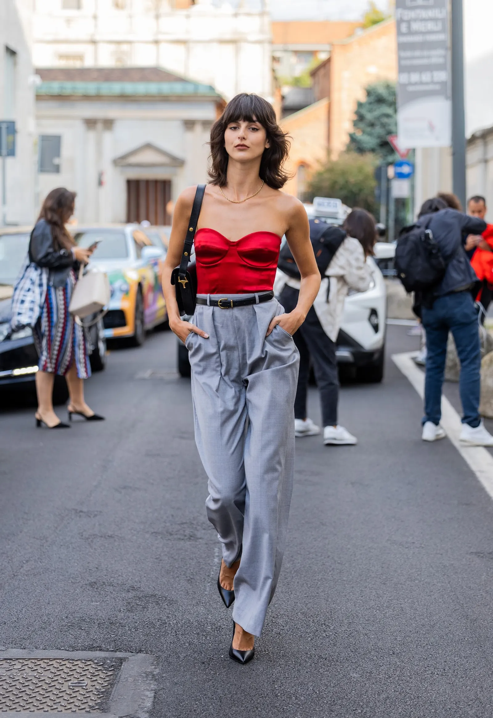 Saatnya Curi Perhatian dengan Outfit Warna Merah