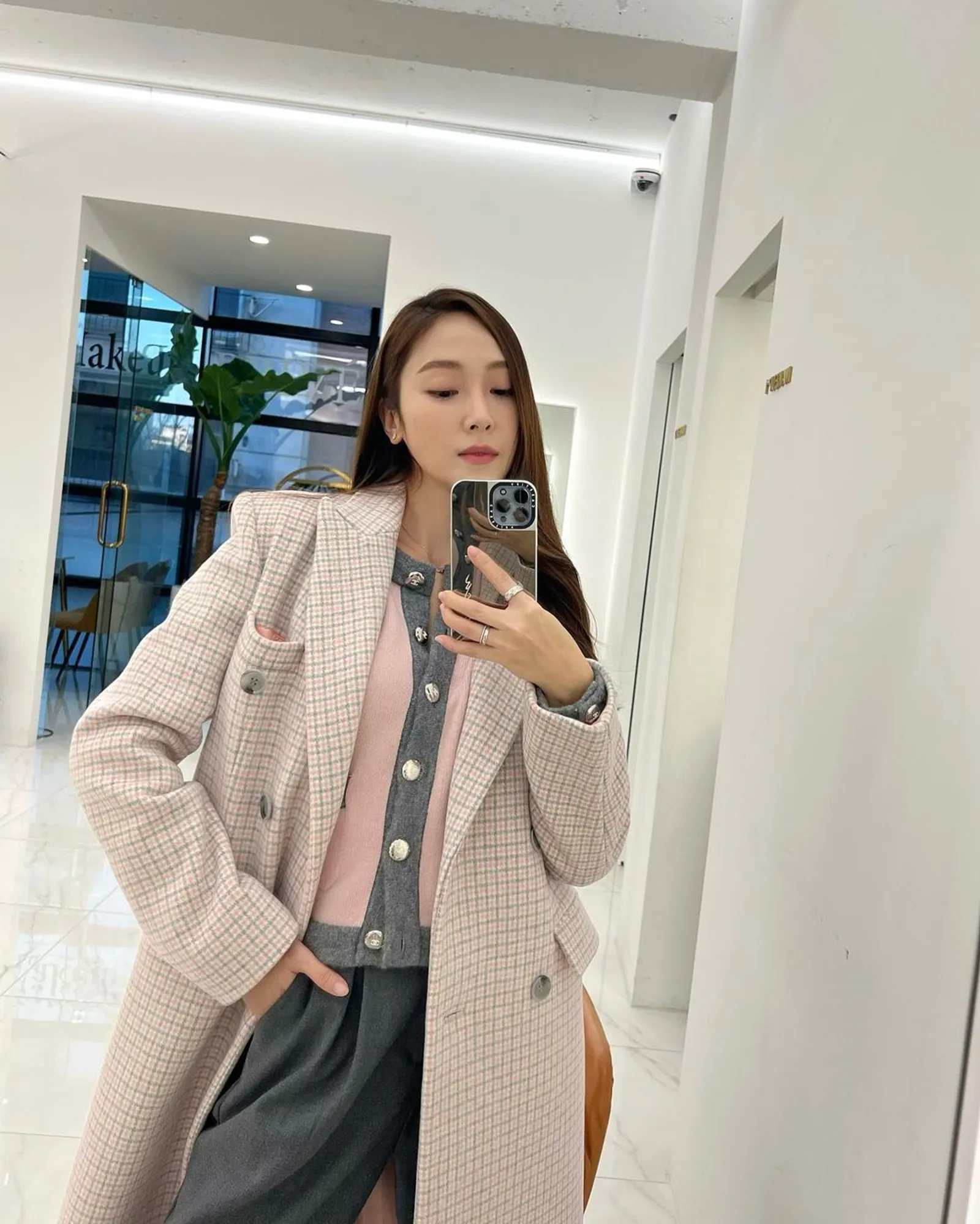 Inspirasi Gaya Berpakaian 'Old Money' a La Jessica Jung