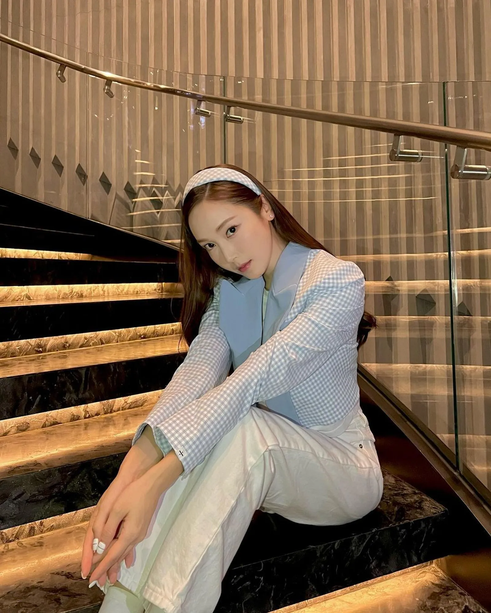 Inspirasi Gaya Berpakaian 'Old Money' a La Jessica Jung