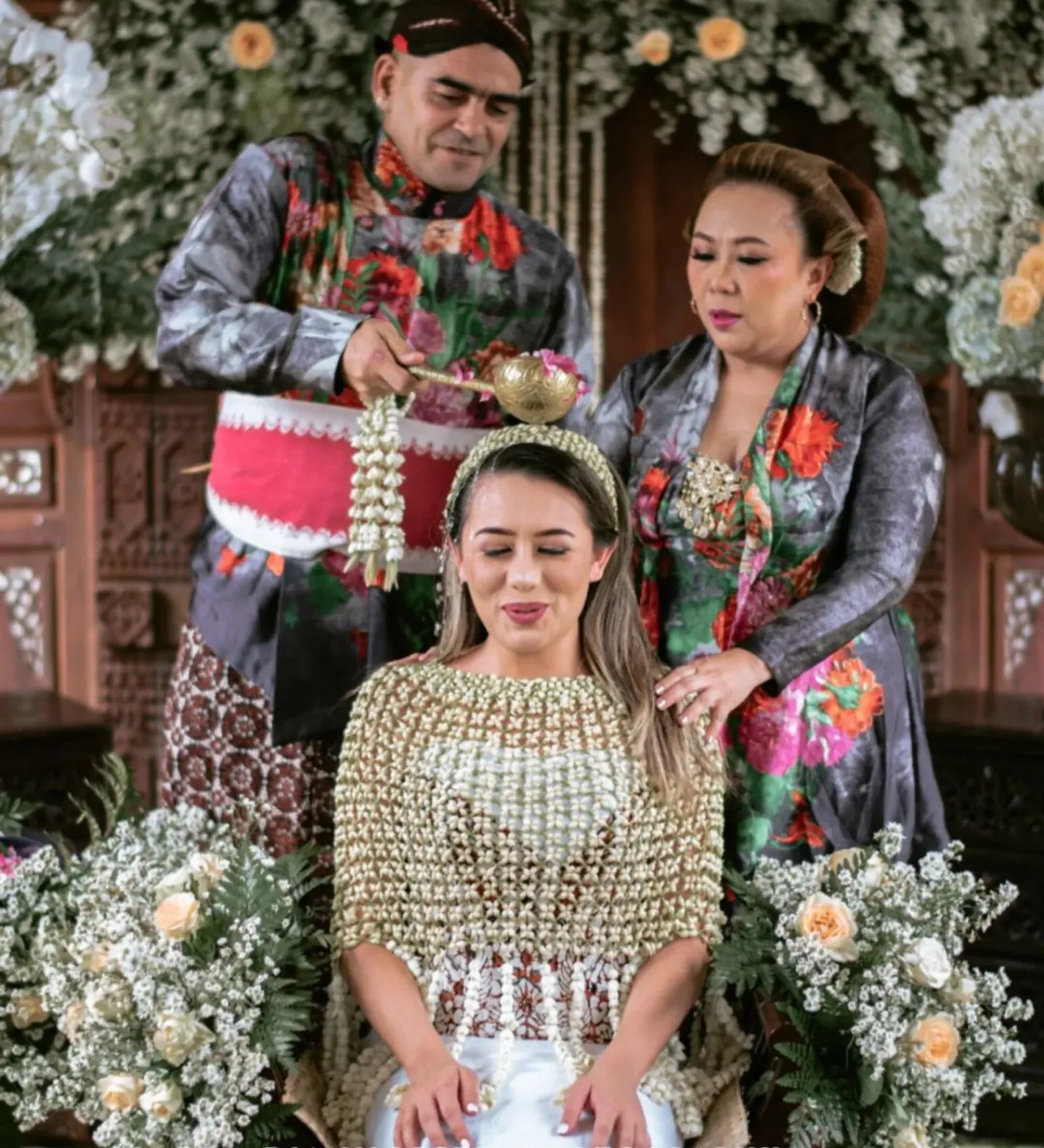 8 Potret Pernikahan Amanda Gonzales dan Pesepak Bola, Pakai Adat Jawa