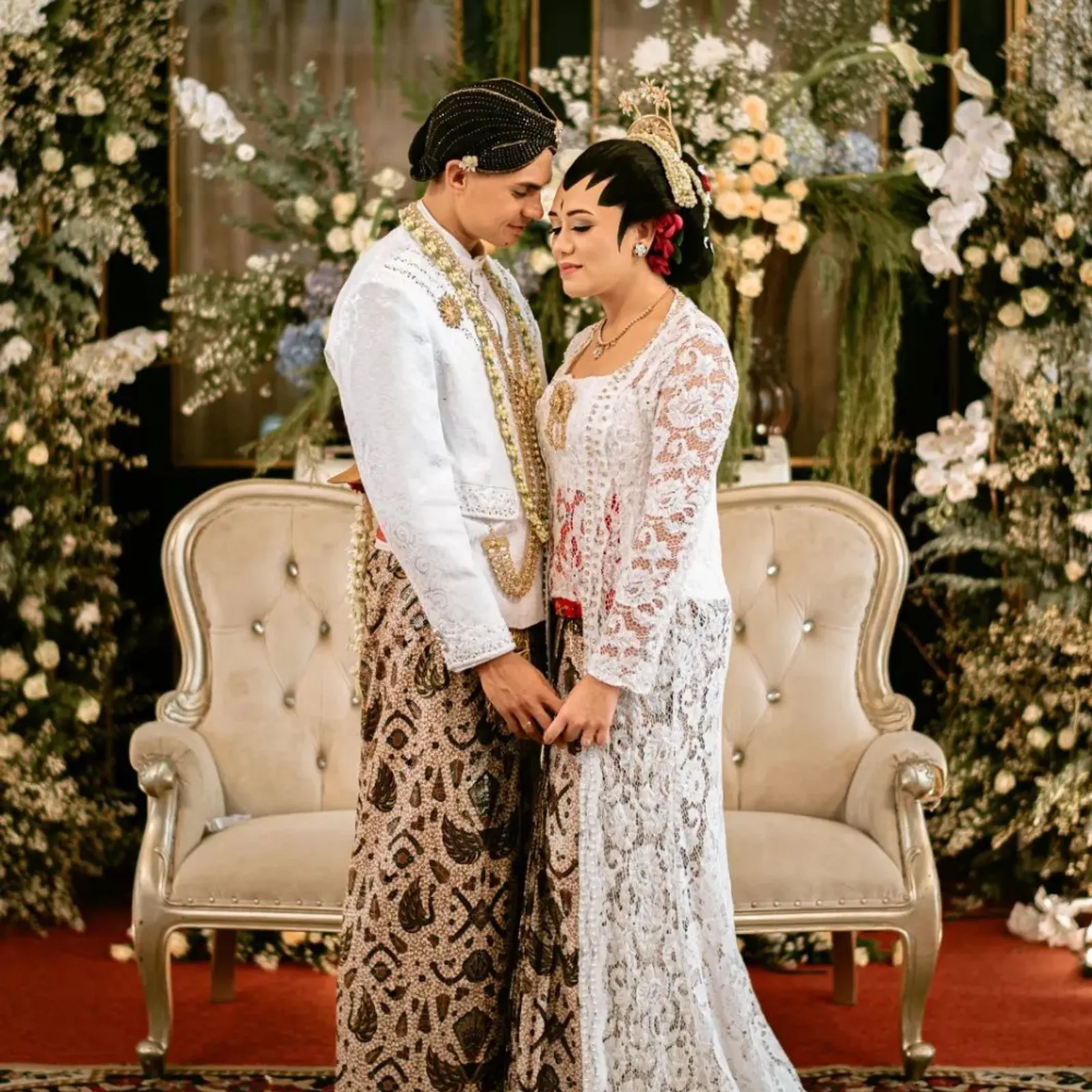 8 Potret Pernikahan Amanda Gonzales dan Pesepak Bola, Pakai Adat Jawa