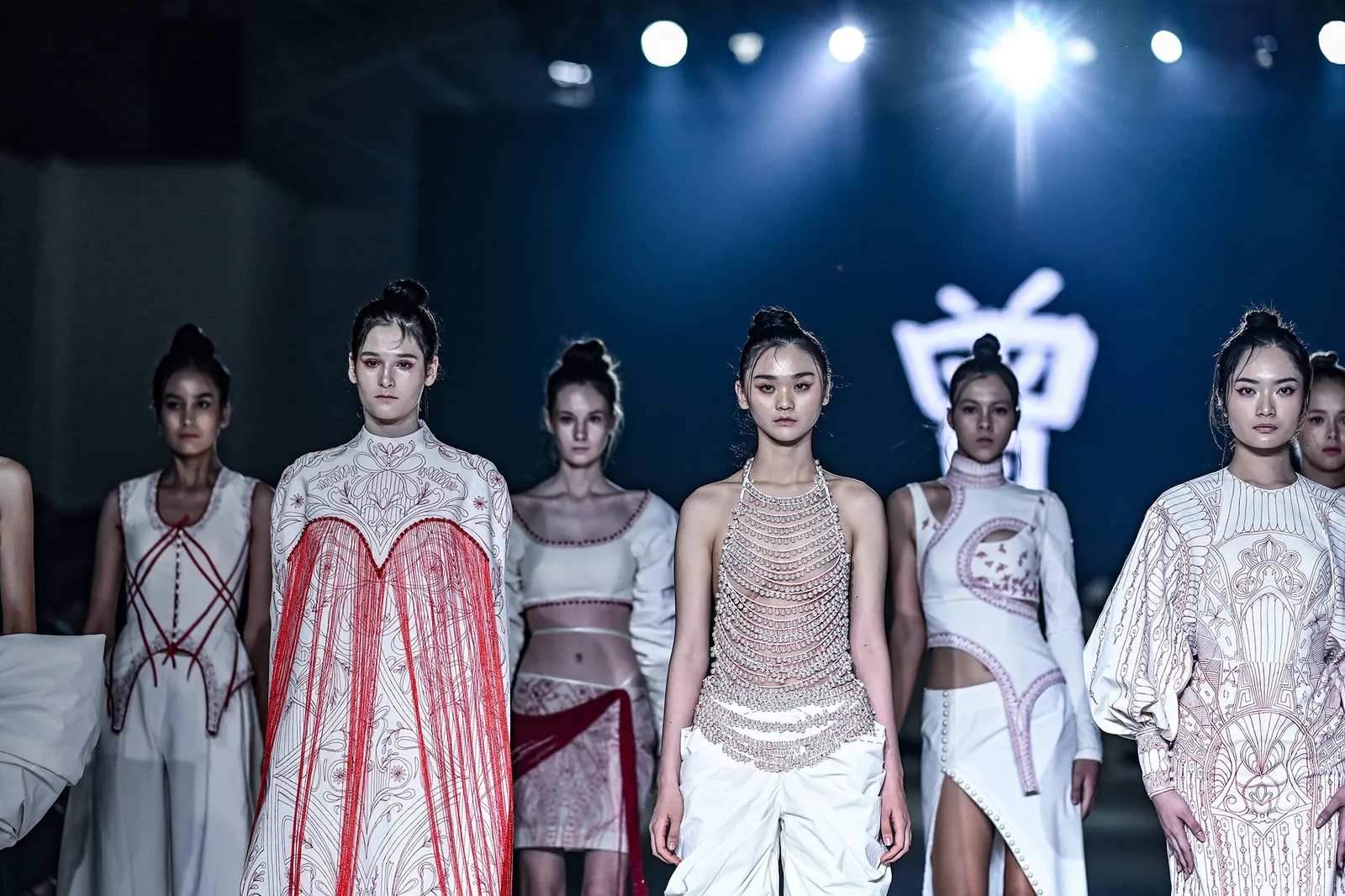 Dewi Fashion Knights 2023: 5 Desainer Inovatif yang Artsy!