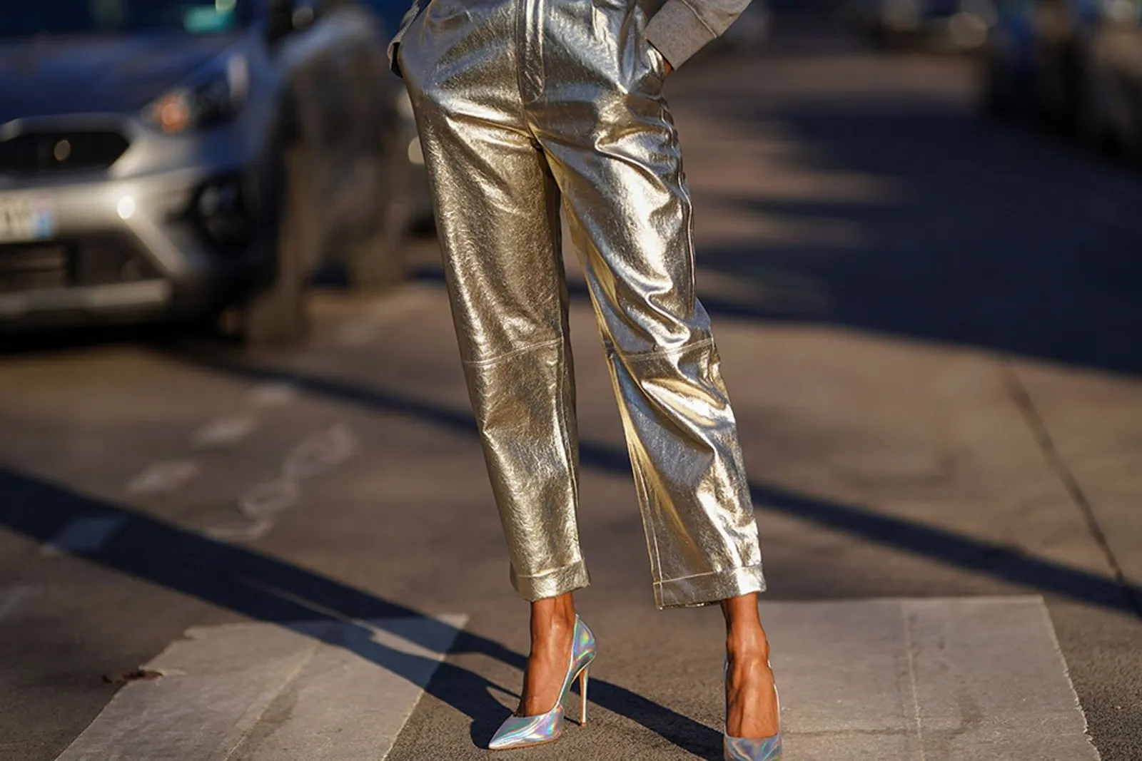 Inspirasi OOTD Pakai Metallic Pants yang Trendi