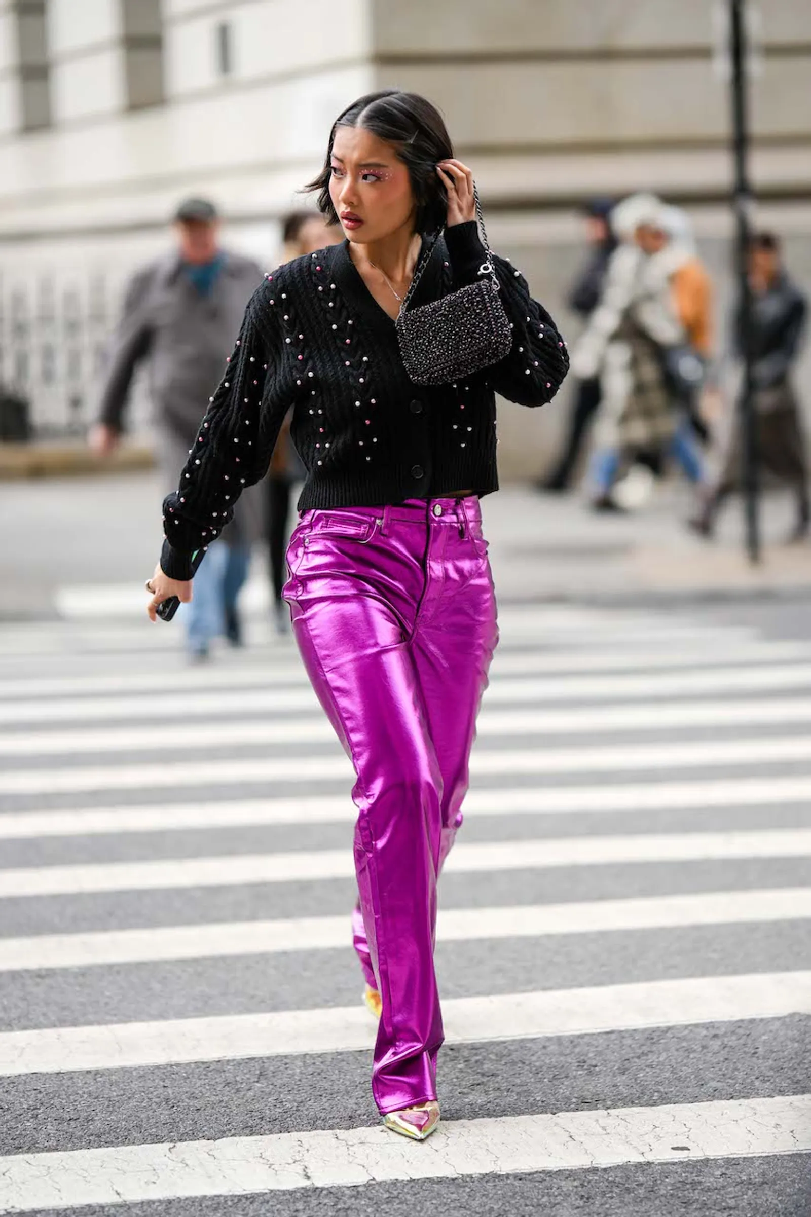 Inspirasi OOTD Pakai Metallic Pants yang Trendi