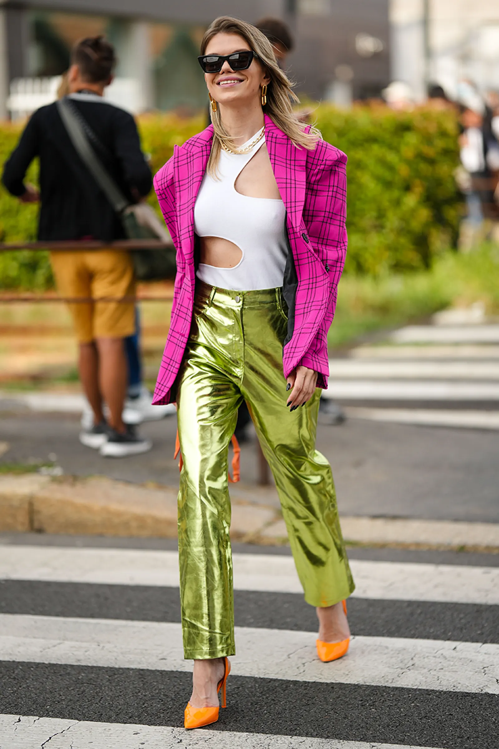 Inspirasi OOTD Pakai Metallic Pants yang Trendi